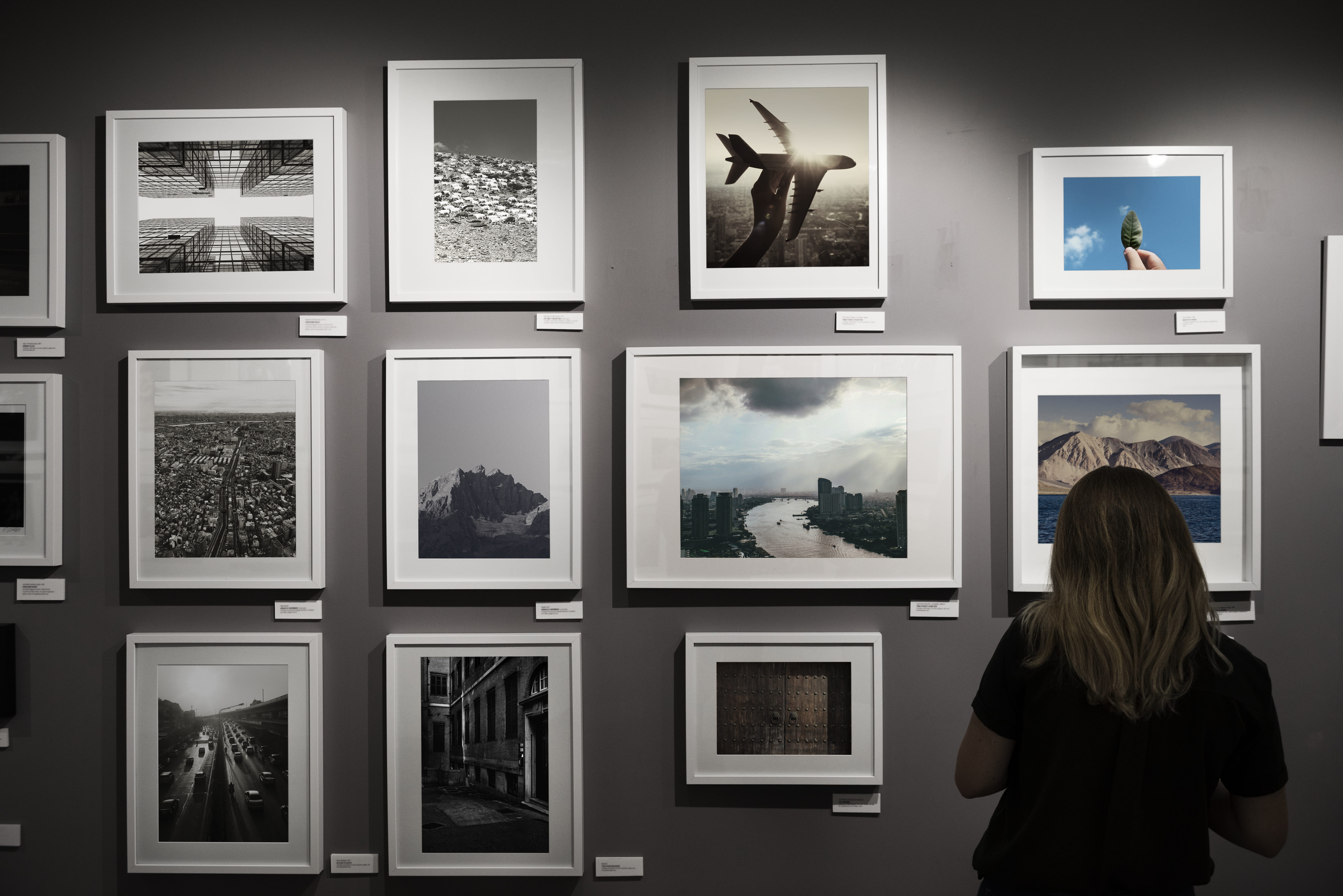 watching, exhibition, people, frame, 5K, photography, paint, studio, technology, picture frame, indoors, alone, art and craft, women, lifestyles, silhouette, HD Wallpaper