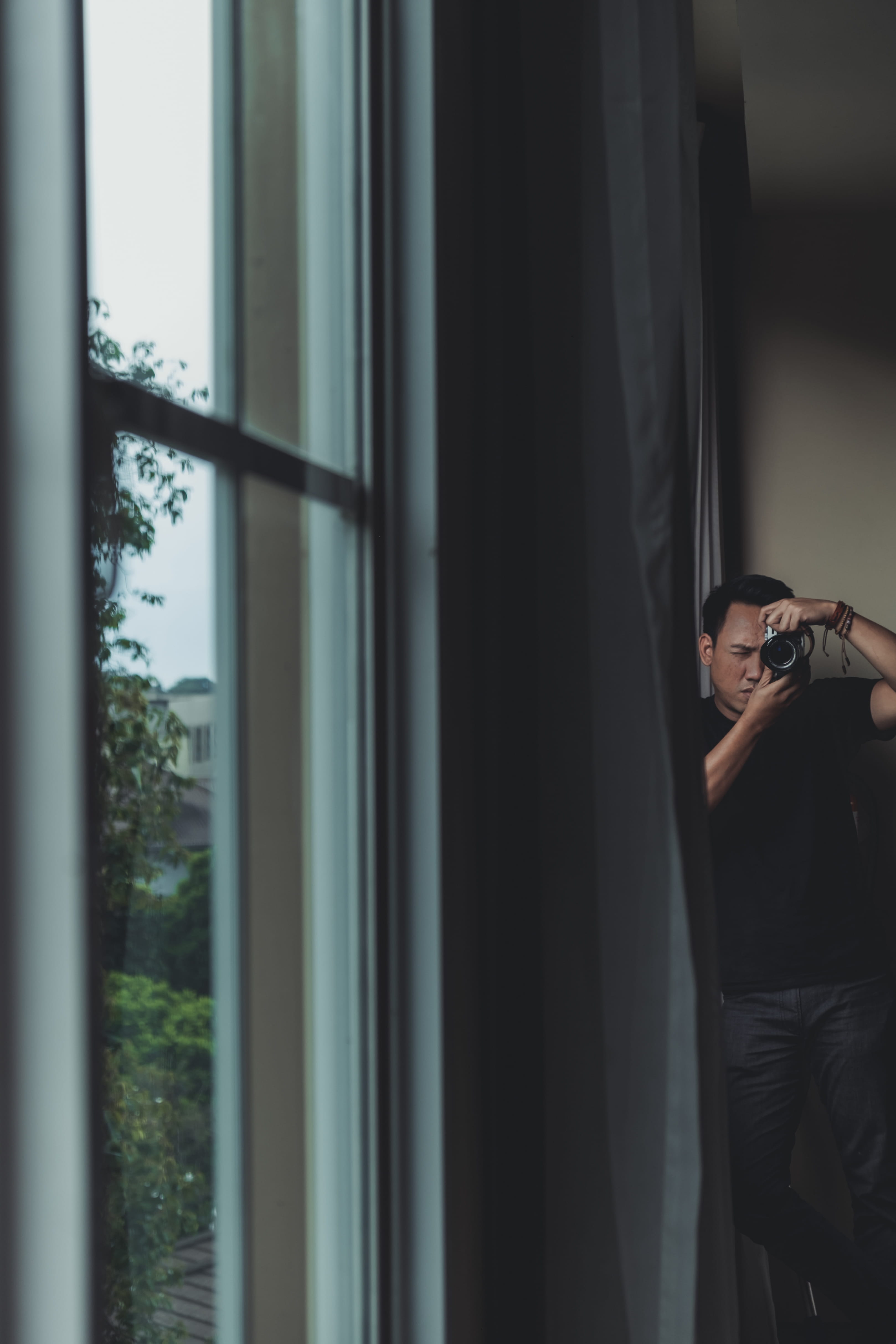 picture window, sport, black, near, looking, indoors, human, day, window, casual clothing, t, photography themes, camera - photographic equipment, real people, Phone HD Wallpaper