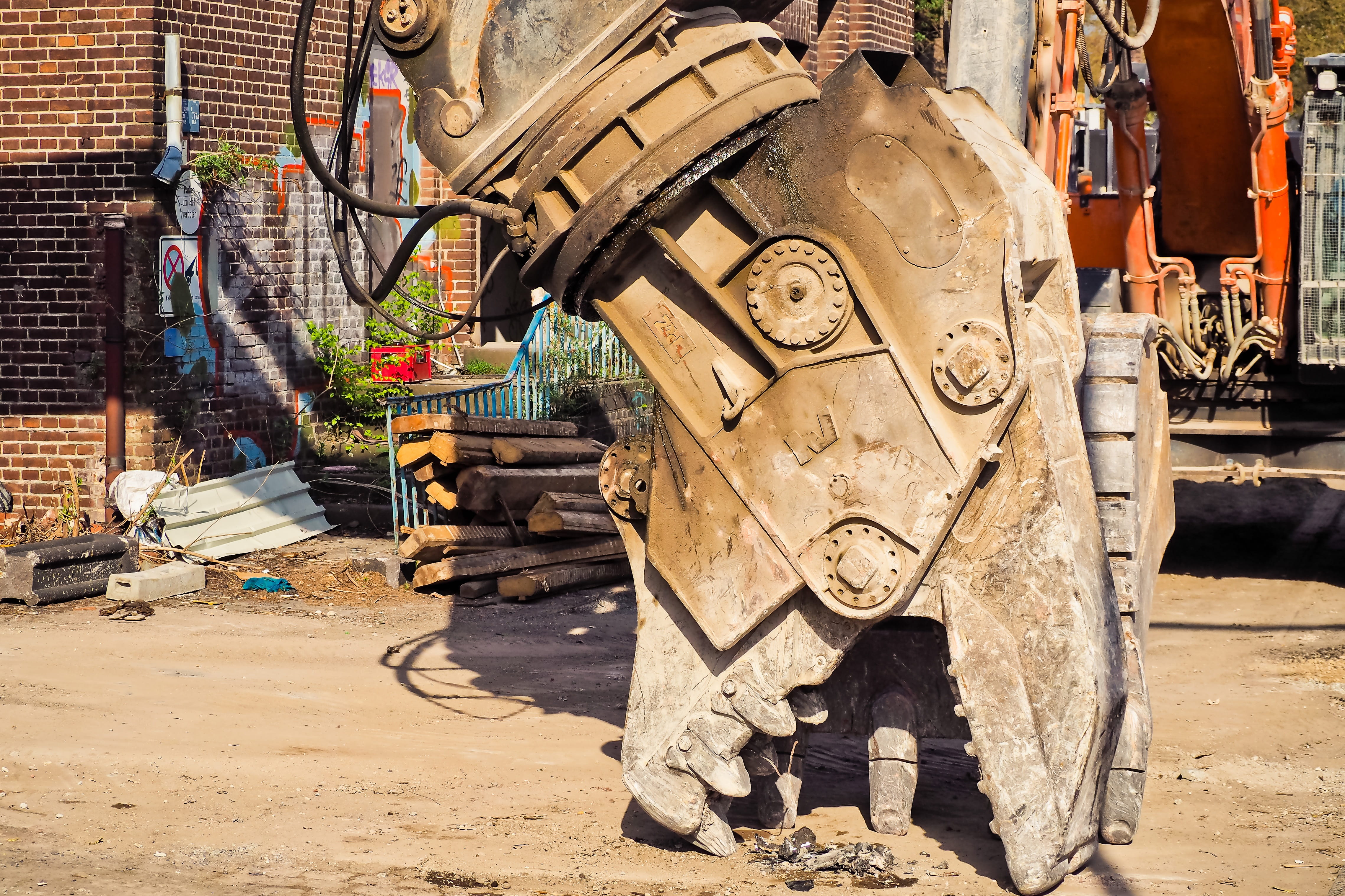sunlight, city, hydraulic demolition pliers, machine, demolition tongs, architecture, abandoned, crushers, construction work, occupation, building, construction vehicle, HD Wallpaper