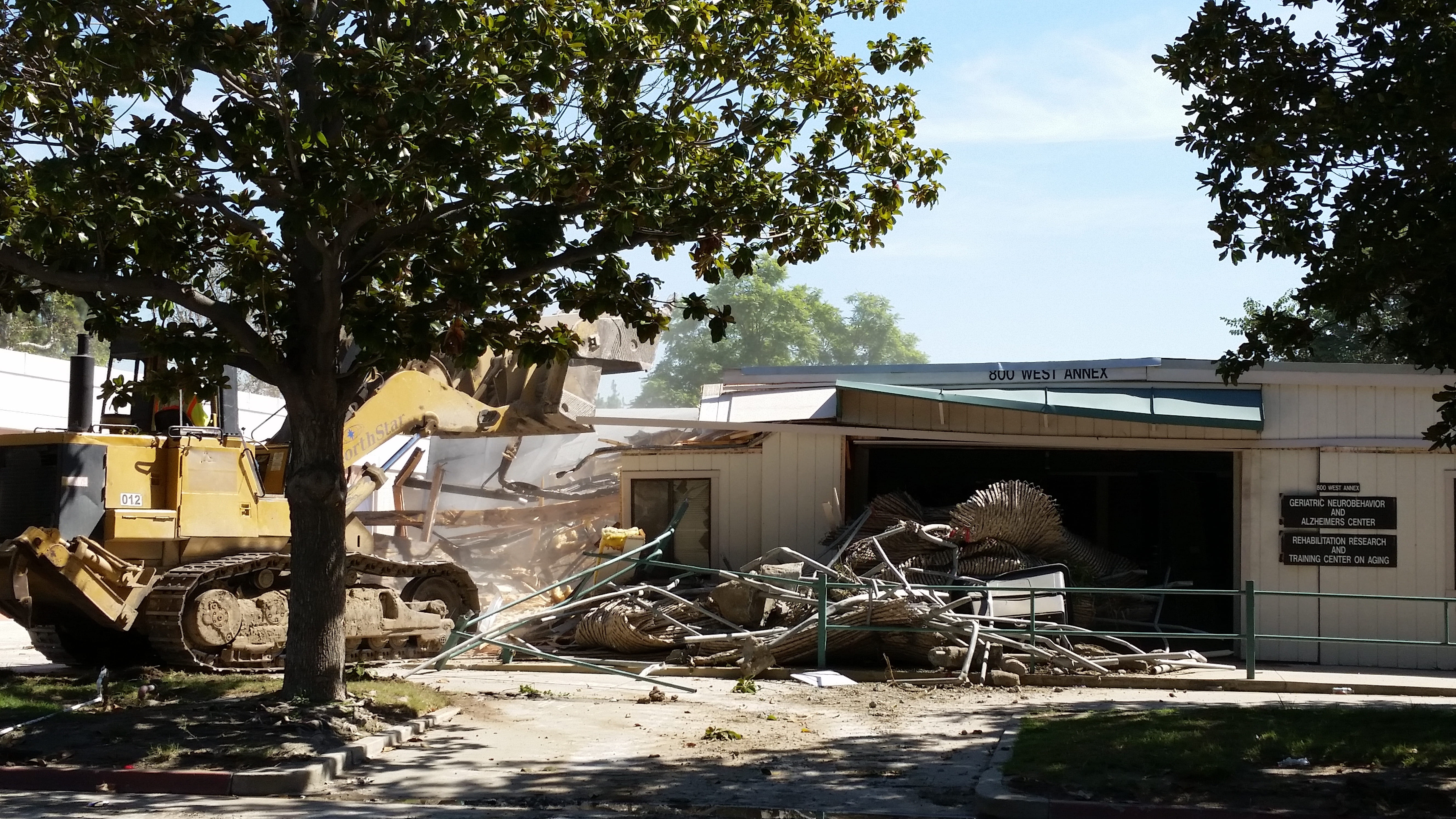 ruined, house, building exterior, demolition, machinery, construction, built structure, work, tree, structure, destroy, demolishing, bulldozer, sky, building, HD Wallpaper