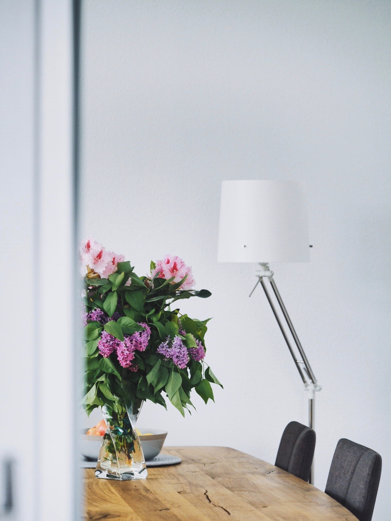 flower arrangement, white, still life, table, brown, floor, flowering plant, technology, nature, white color, 1080P, bright, flower, fragility, set, lamp, Phone HD Wallpaper