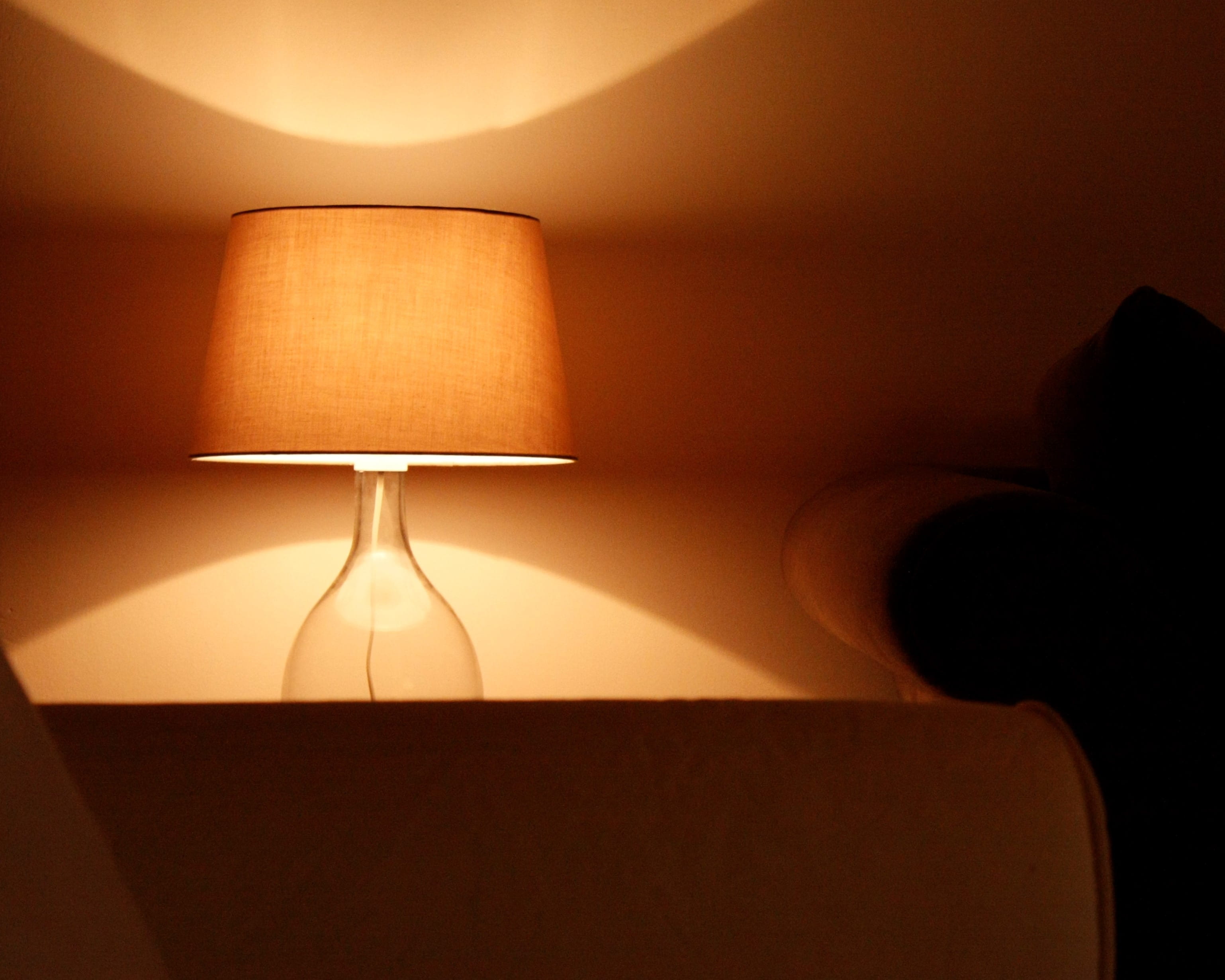 domestic room, furniture, 2K, dark, white, pirkkala, technology, electric lamp, home interior, wall - building feature, electric light, lighting equipment, HD Wallpaper