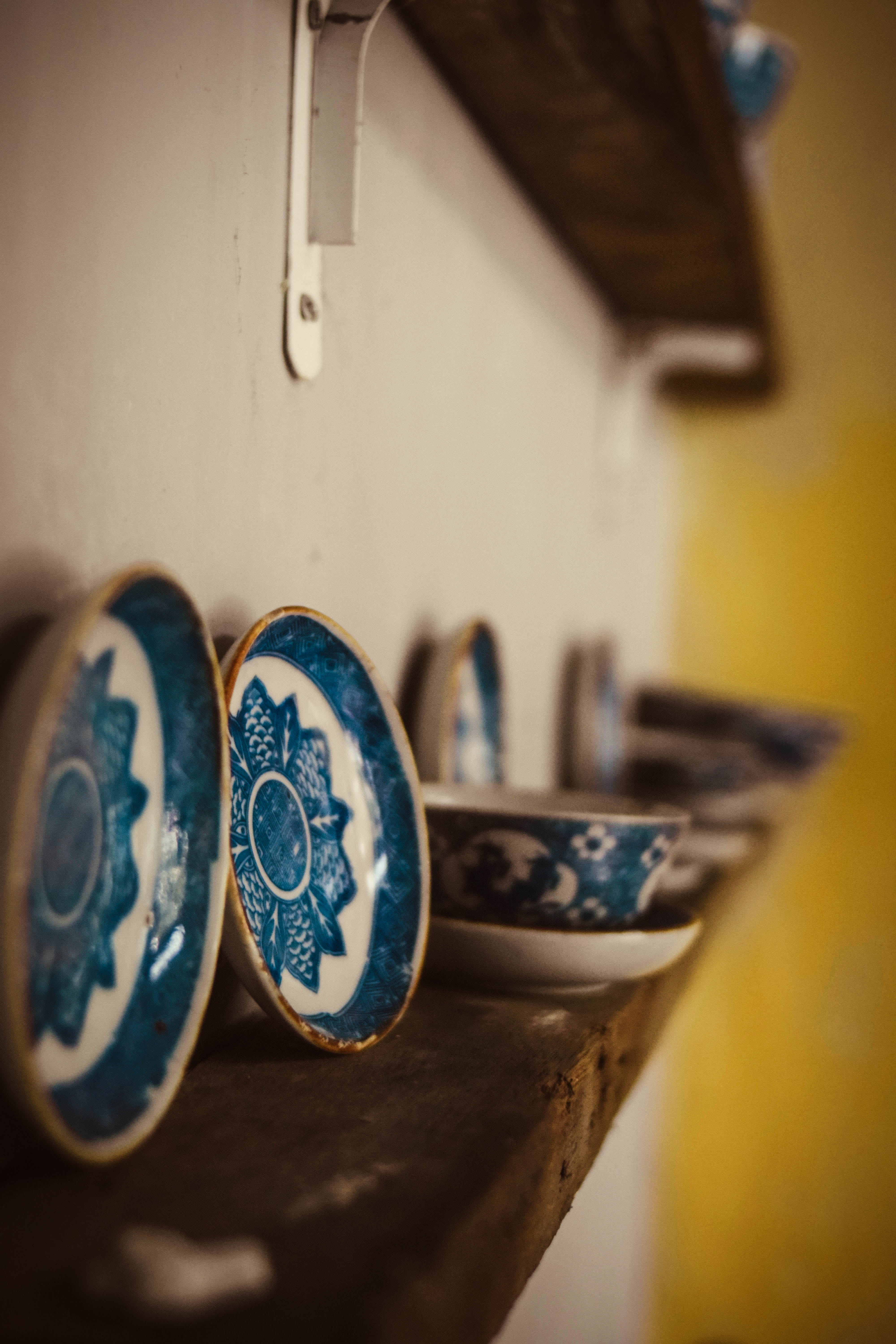 5K, old, chén, communication, yellow, selective focus, cup, shelf, metal, indoors, ceramics, sad, love, day, livingroom, focus on foreground, representation, Phone HD Wallpaper