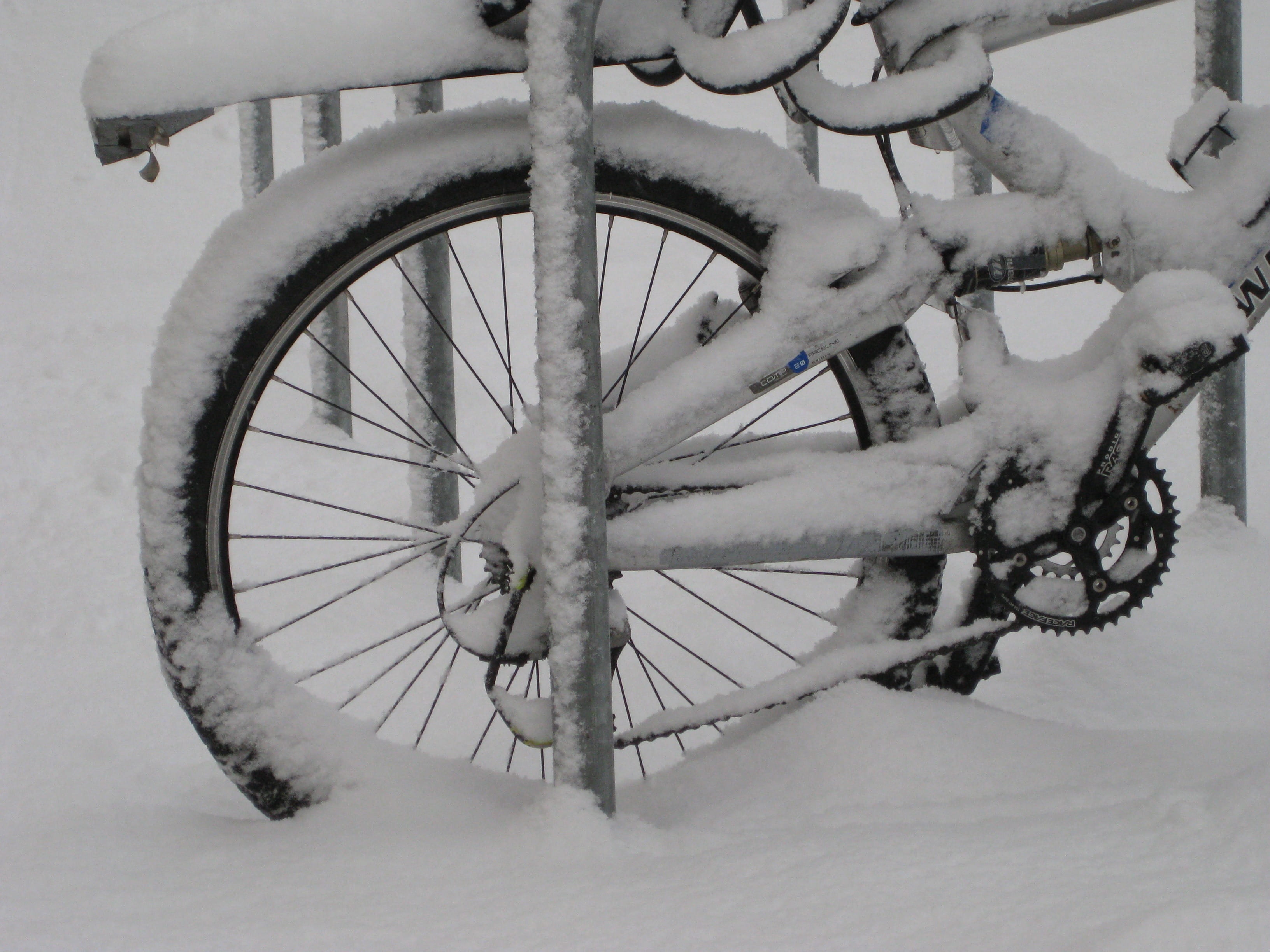 pinion gear, bike, outdoors, mode of transportation, wintry, no people, deep snow, nature, circuit, 2K, wheel, close-up, cold temperature, land vehicle, HD Wallpaper