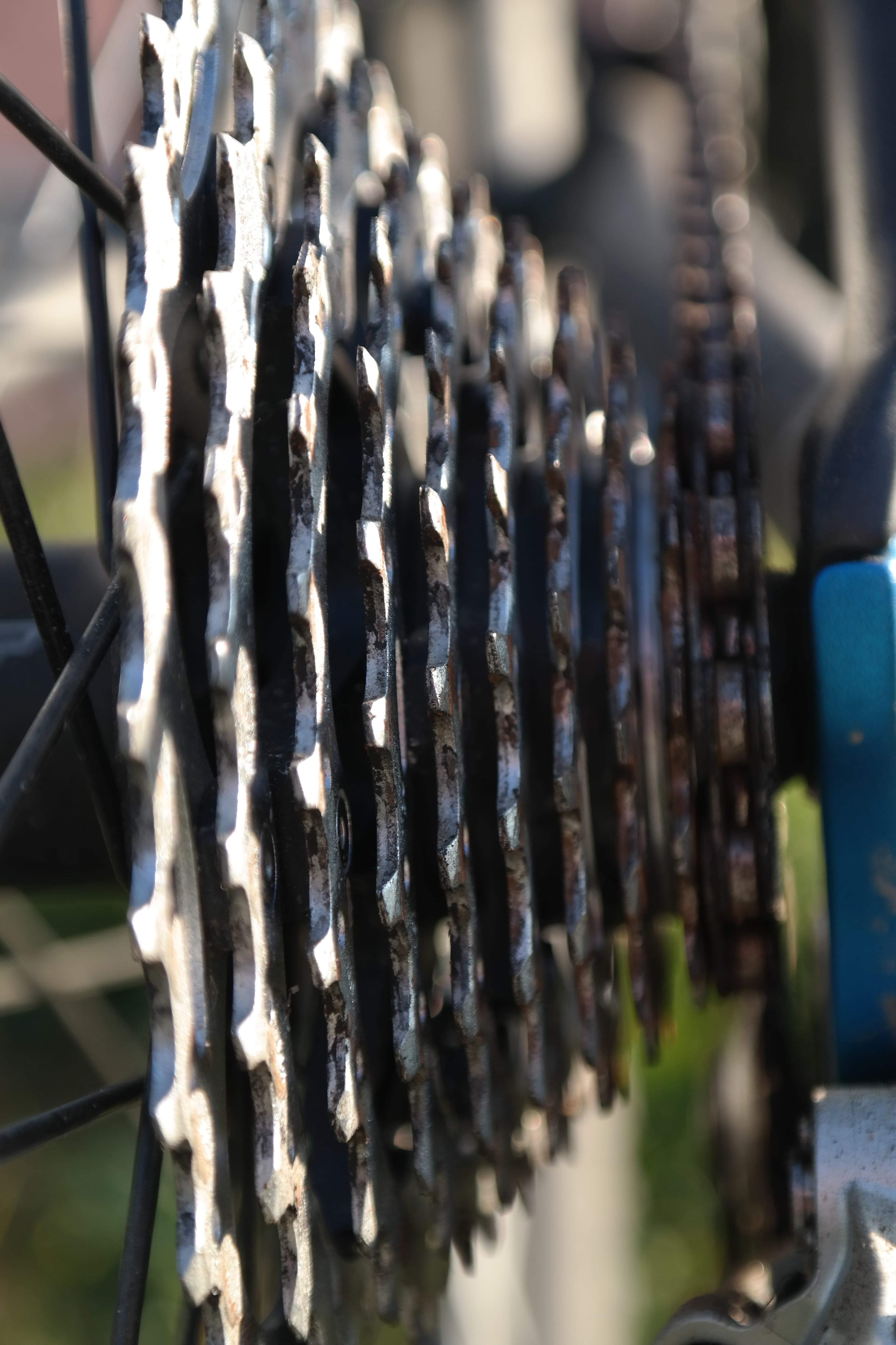 no people, damaged, day, outdoors, shimano deore xt, pinion gear, focus on foreground, pattern, machine part, selective focus, chainrings, rear derailleur, Phone HD Wallpaper