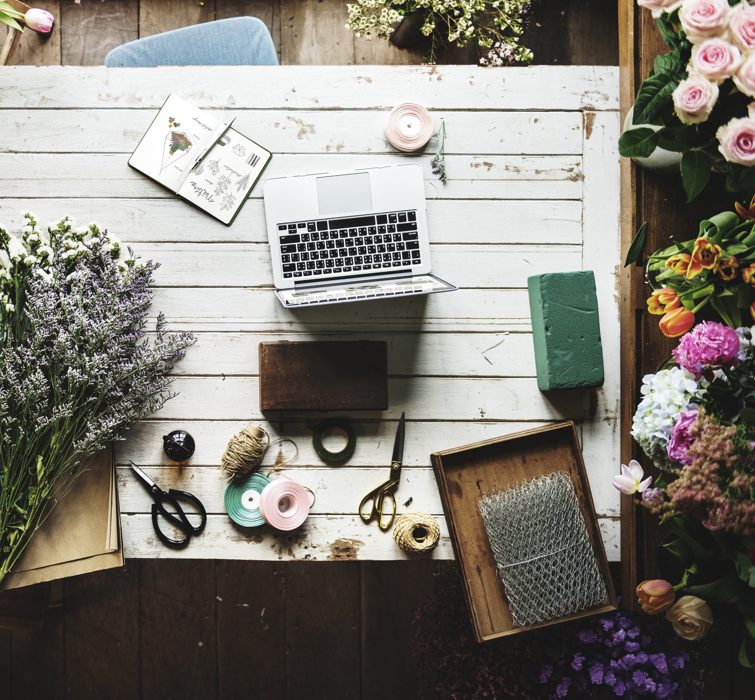 nobody, 1080P, relaxation, detail, publication, arrangement, beauty in nature, laptop, day, wood - material, bouquet, making, flower, colorful, blooming, HD Wallpaper