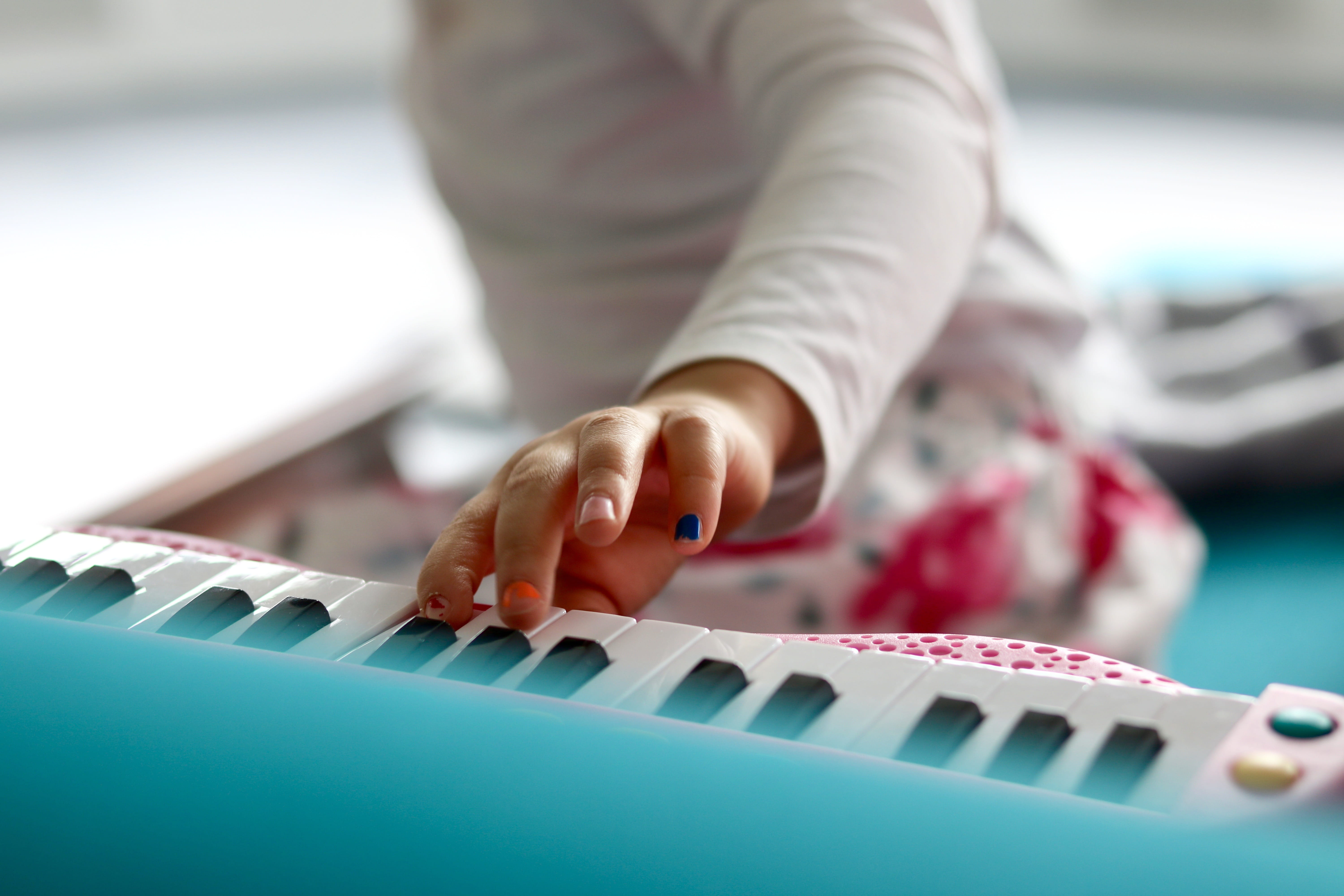 sing, playful, early musical education, musical, hearing, keys, play, indoors, day, 5K, casual clothing, nail varnish, playing, hand, keyboard, songs, HD Wallpaper