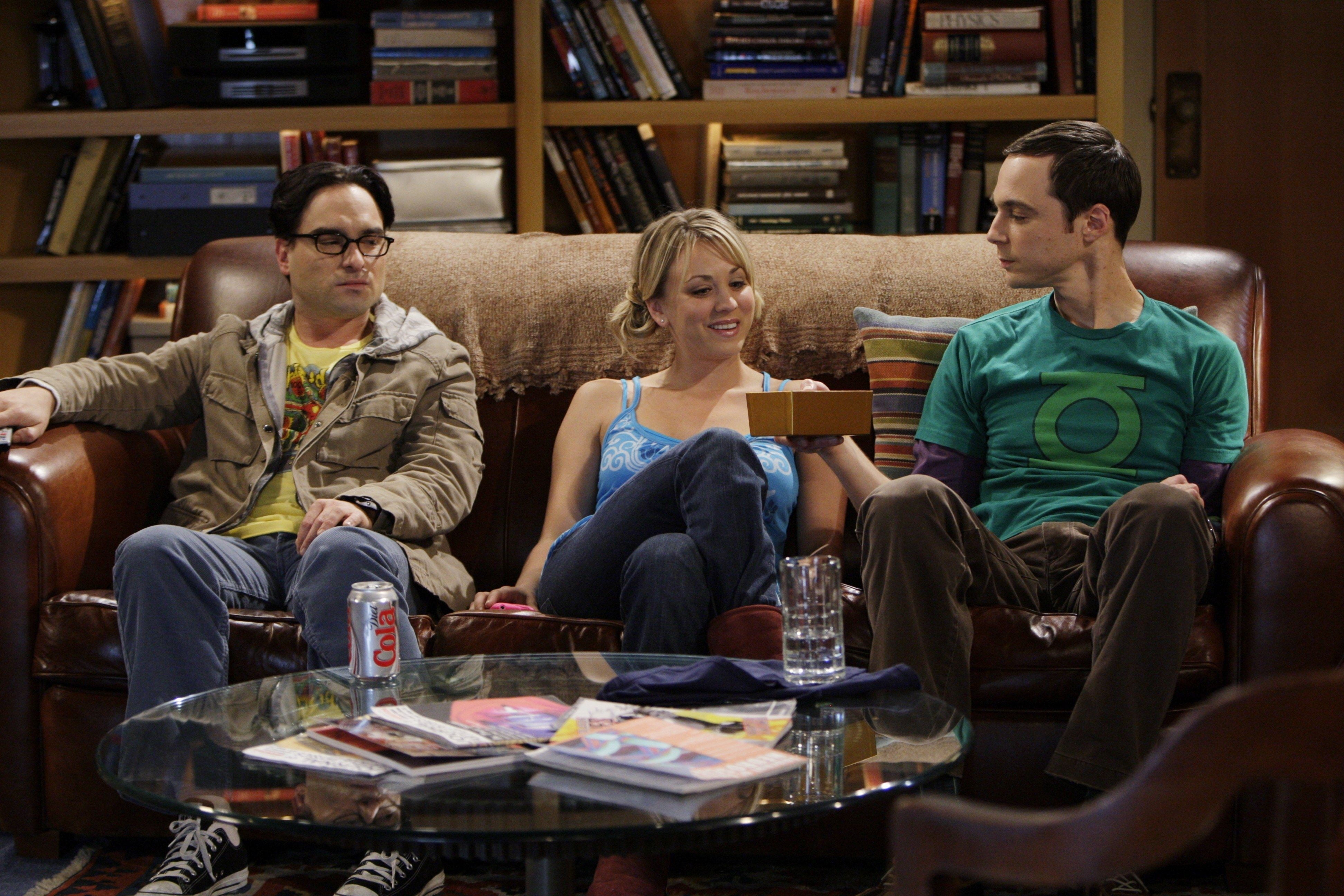 young adult, front view, women, group of people, men, The big bang theory, three quarter length, males, publication, furniture, Leonard hofstadter, casual clothing, HD Wallpaper