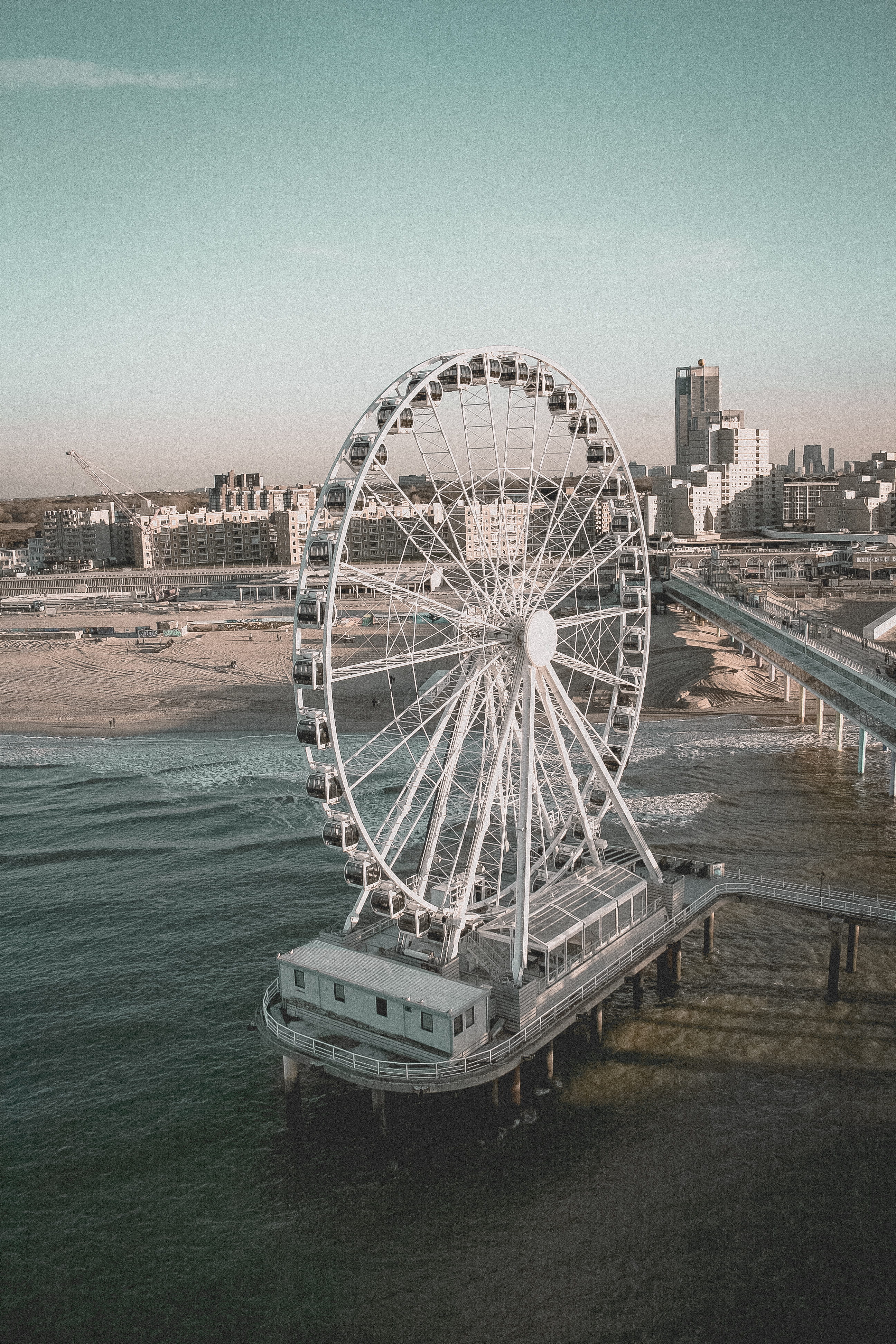 nature, no people, 4K, beach, sky, theme park, the netherlands, building exterior, waterfront, träumerisch, architecture, boat, türkis, meer, cityscape, Phone HD Wallpaper