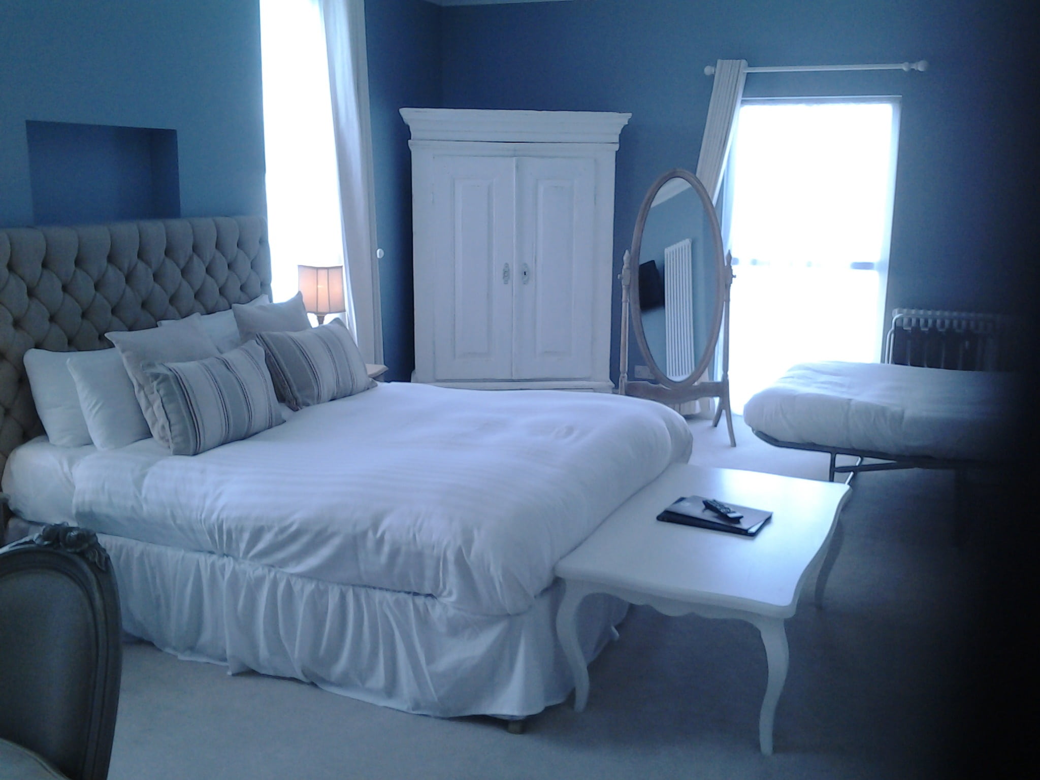 indoors, window, communication, room, hotel, gray, bed, inside, domestic room, technology, empty, luxury, 1080P, sheet, bedspread, set, bedroom, absence, HD Wallpaper