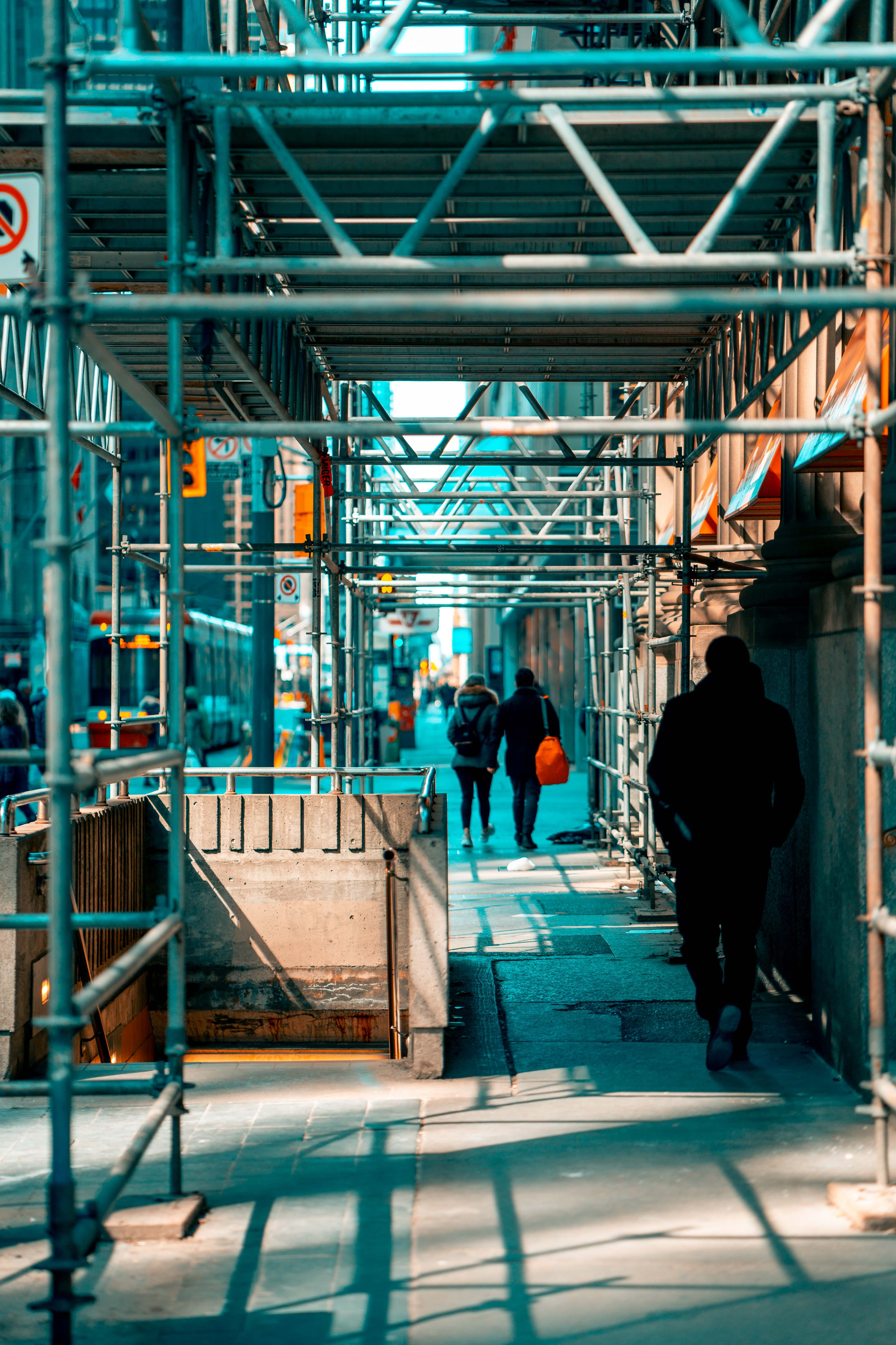 architecture, construction, sidewalk, built structure, building, scaffolding, lifestyles, metal, group of people, walking, women, incidental people, full length, Phone HD Wallpaper