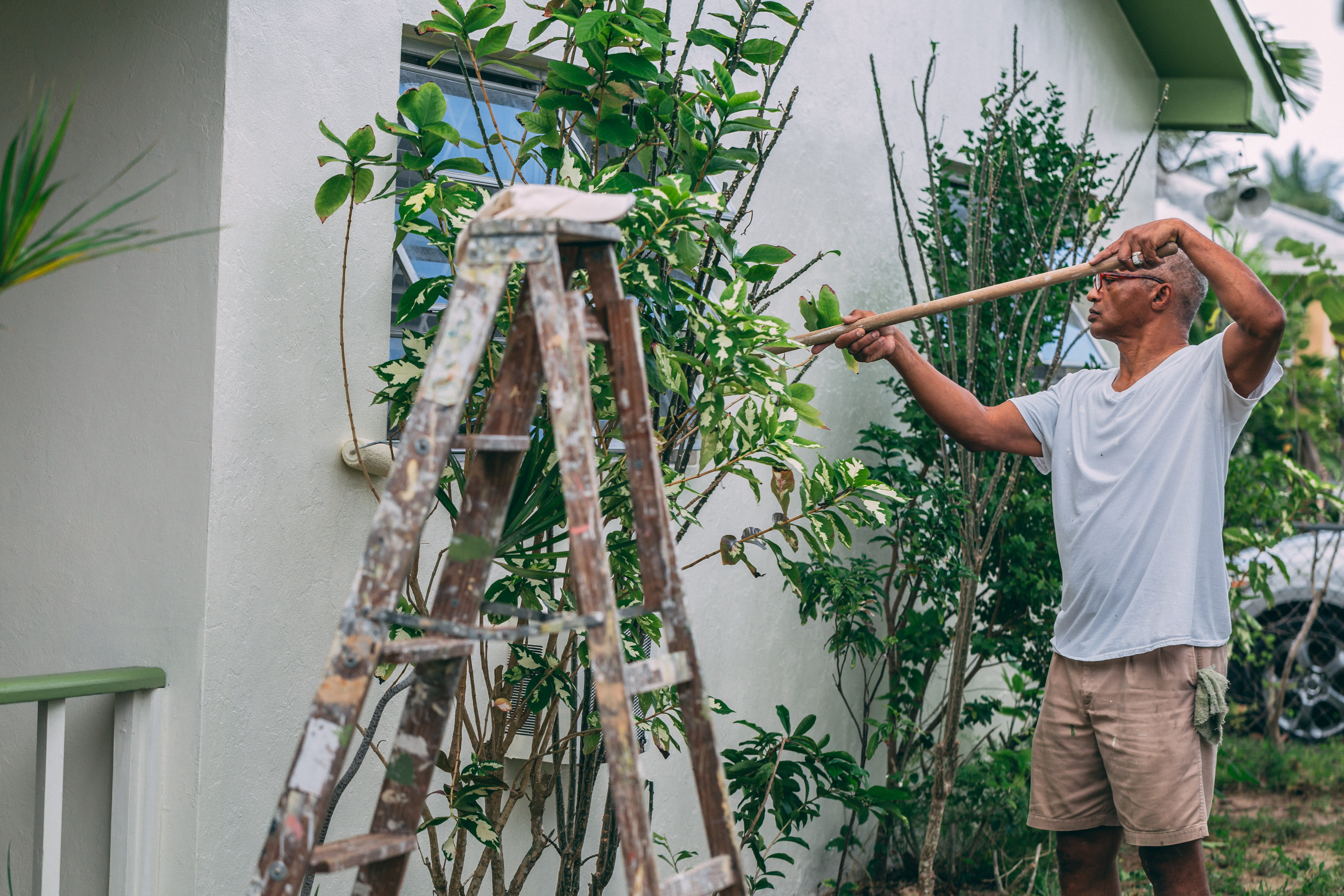exterior, men, man, 5K, renovation, standing, covered, parent, real people, daytime, nature, gardening, potted plant, father, close-up, spraying, outdoors, HD Wallpaper