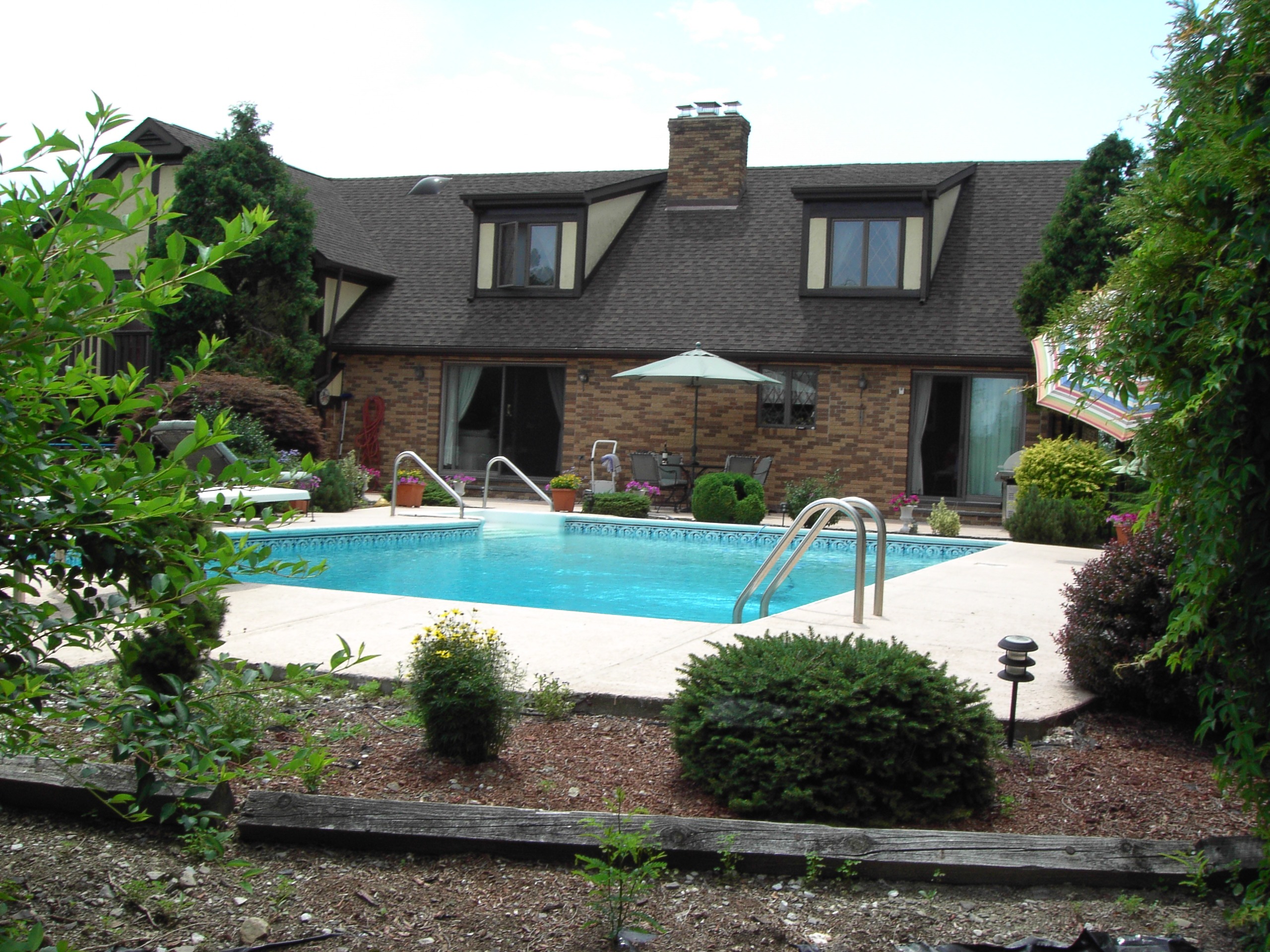 manor house, swimming, day, built structure, tree, swimming pool, building exterior, architecture, no people, residential district, nature, villa, home, HD Wallpaper