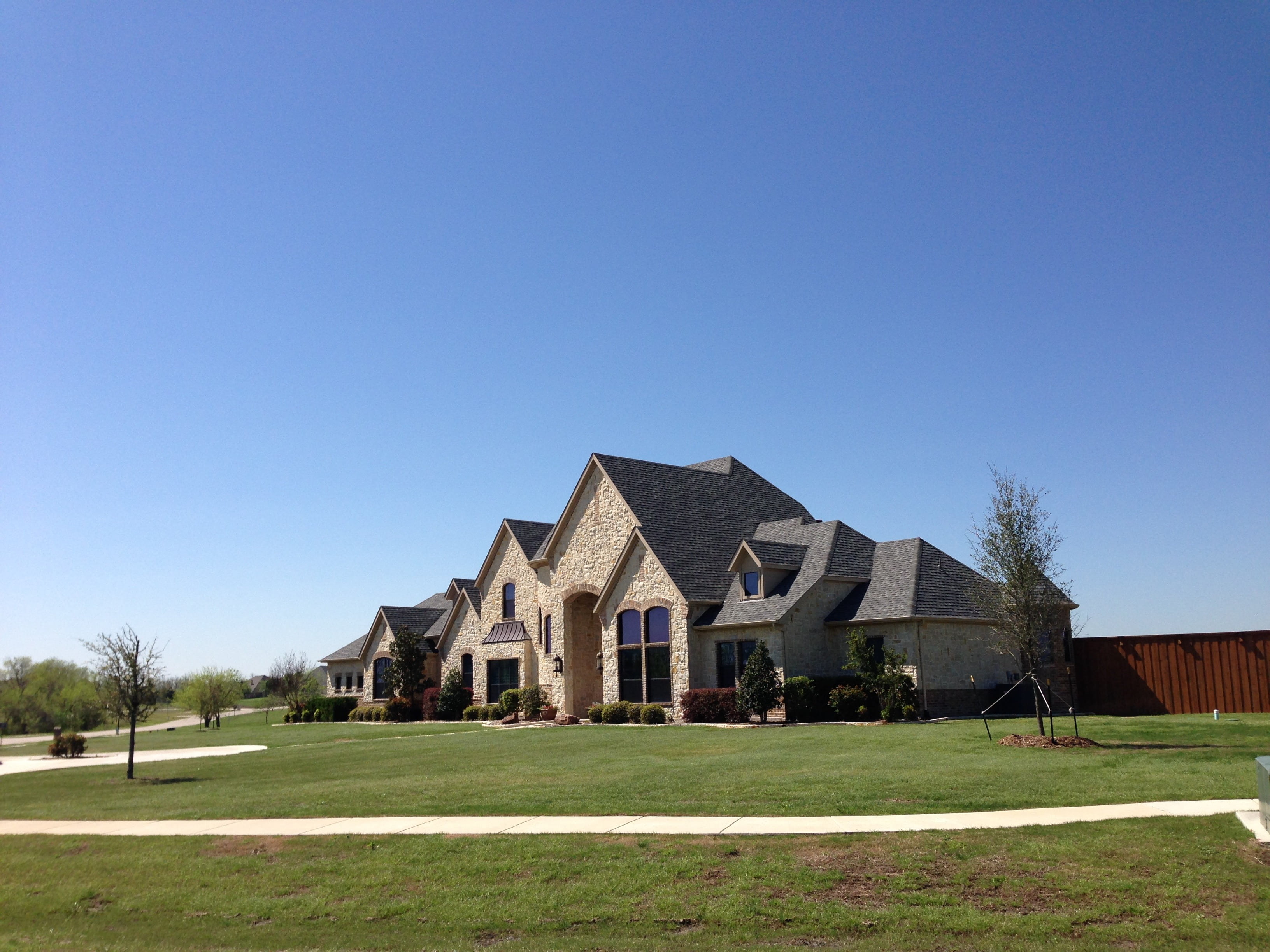 nature, grass, blue, building, home, trees, sky, rural scene, mansion, 2K, luxury, no people, bare, built structure, photography, houses, buildings, real estate, HD Wallpaper