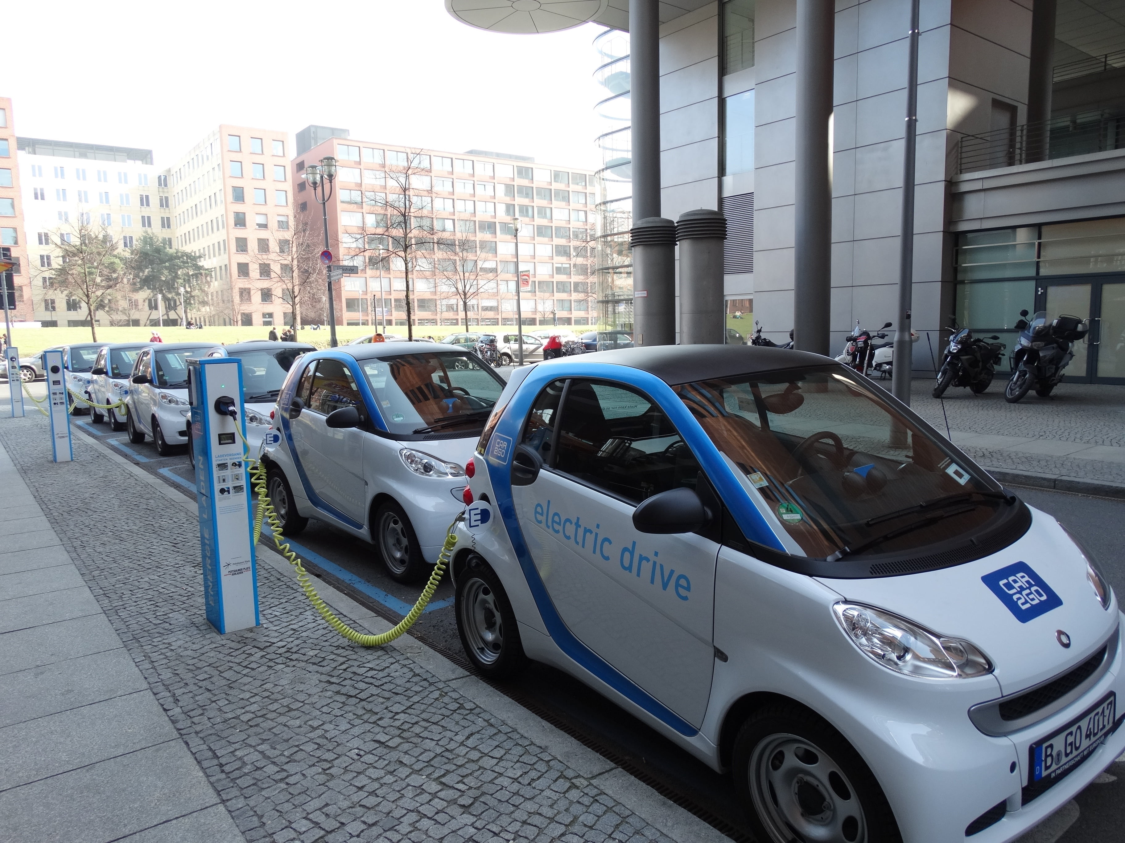 2K, fortwo, mode of transportation, city, transportation, built structure, street, car, urban Scene, motor vehicle, beside, day, modern, parking, outdoors, HD Wallpaper