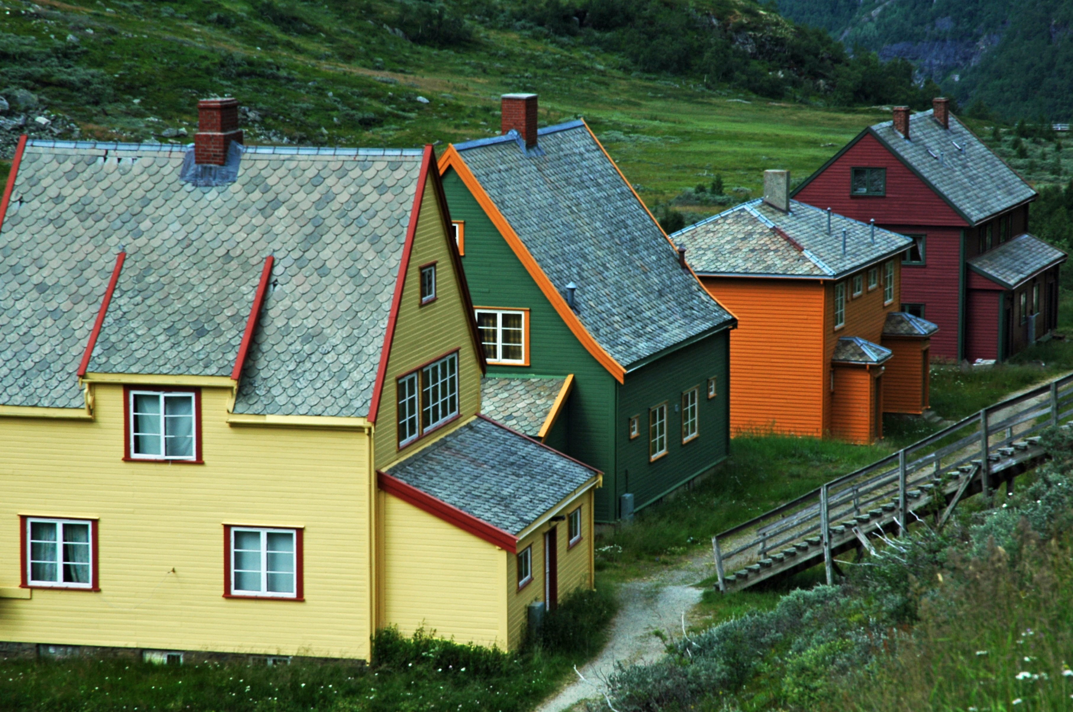 green, grass, outdoors, road, norway, landscape, window, building, 2K, housing development, detached house, rural, roof, plant, residential district, country house, HD Wallpaper