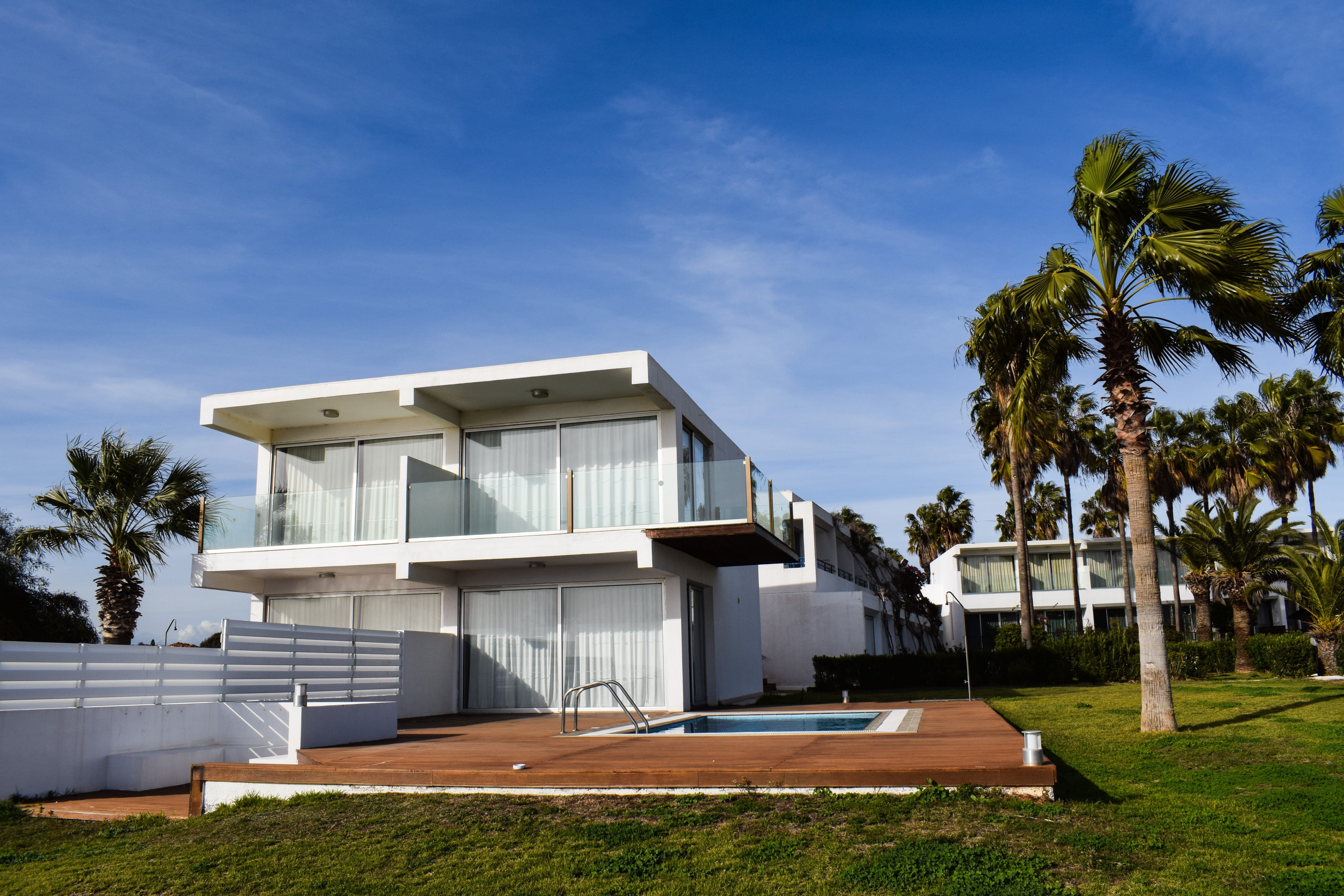 architecture And Buildings, day, exterior, 5K, palm tree, grass, building Exterior, luxury, sky, Architecture, plant, tourism, resort, modern, architecture, HD Wallpaper