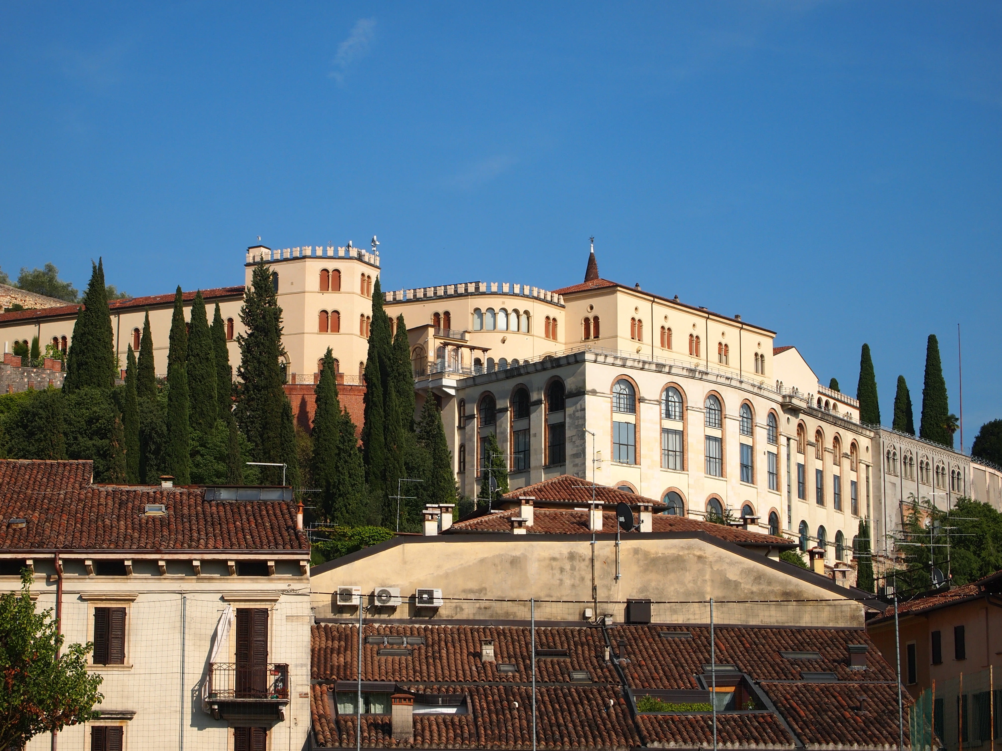 verona, residential district, 4K, no people, the past, sky, building, italy, city, building exterior, plant, blue, colle san pietro, built structure, sunlight, HD Wallpaper