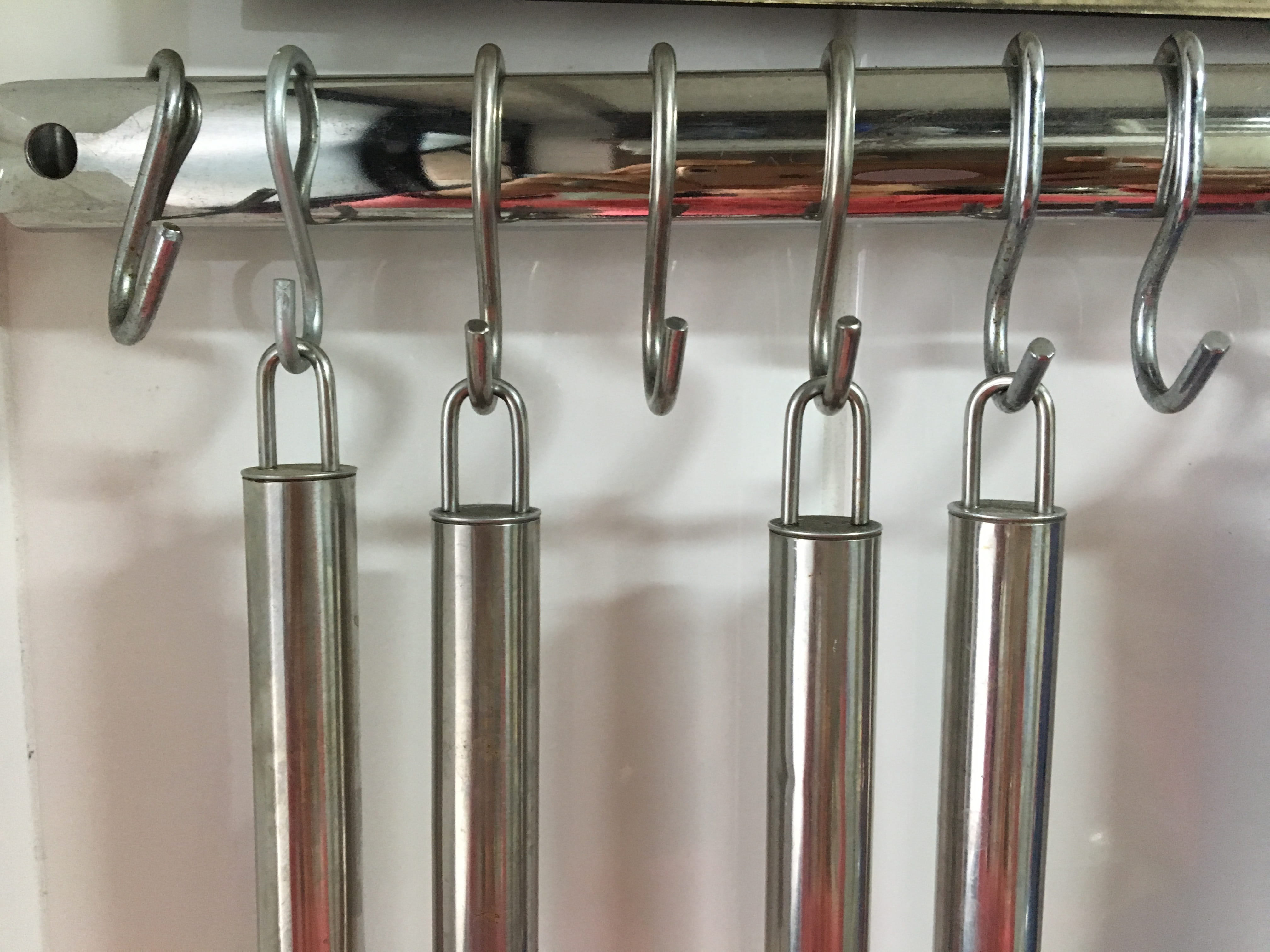 close-up, alloy, hook, silver - metal, metal, no people, indoors, escumadeira, concha, order, steel, hanging, rod, domestic room, equipment, comida, tecnologia, HD Wallpaper
