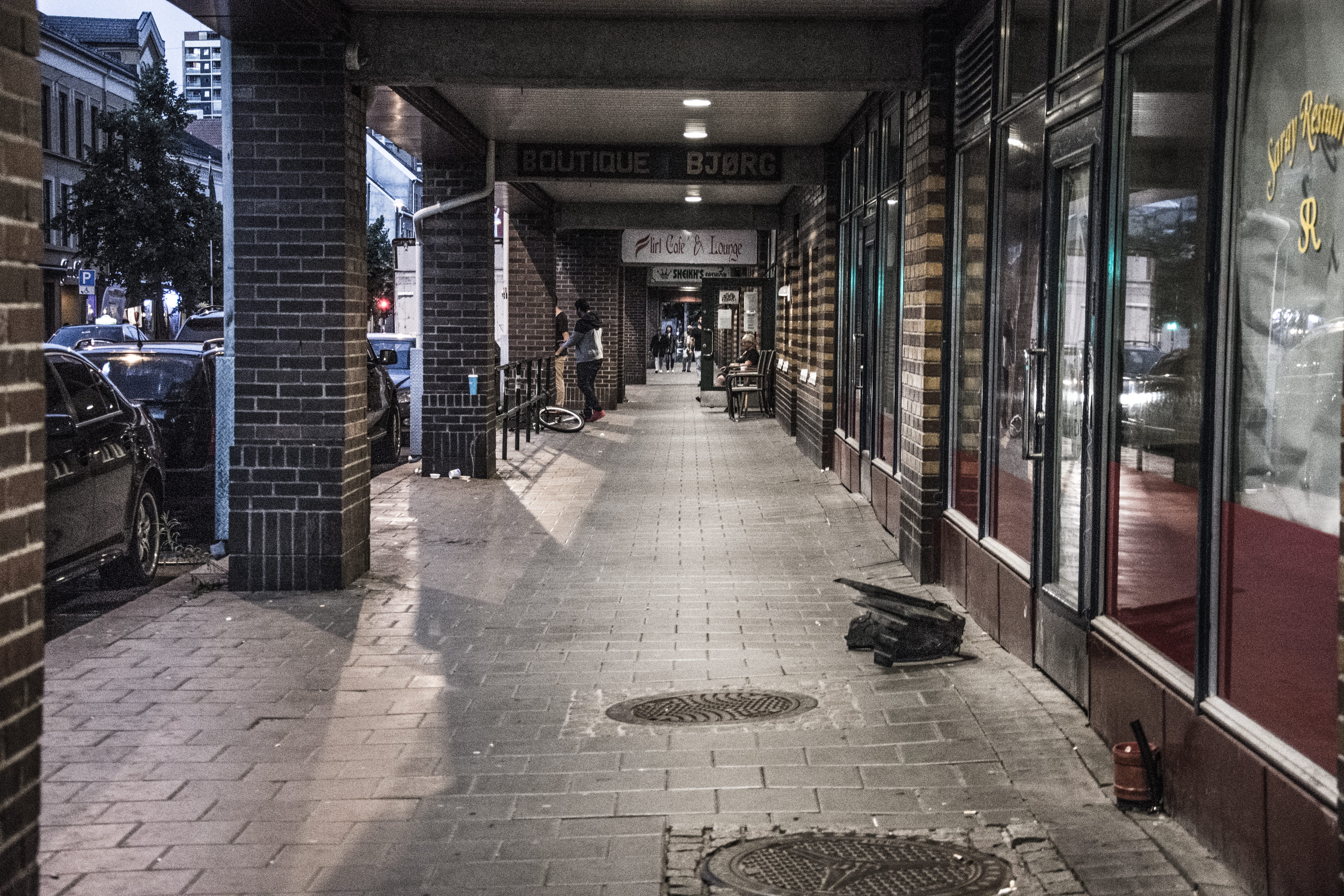 the way forward, tile, 5K, footpath, architecture, building, citywalk, incidental people, indoors, eveningwalk, houses, day, built structure, street, lighting equipment, HD Wallpaper