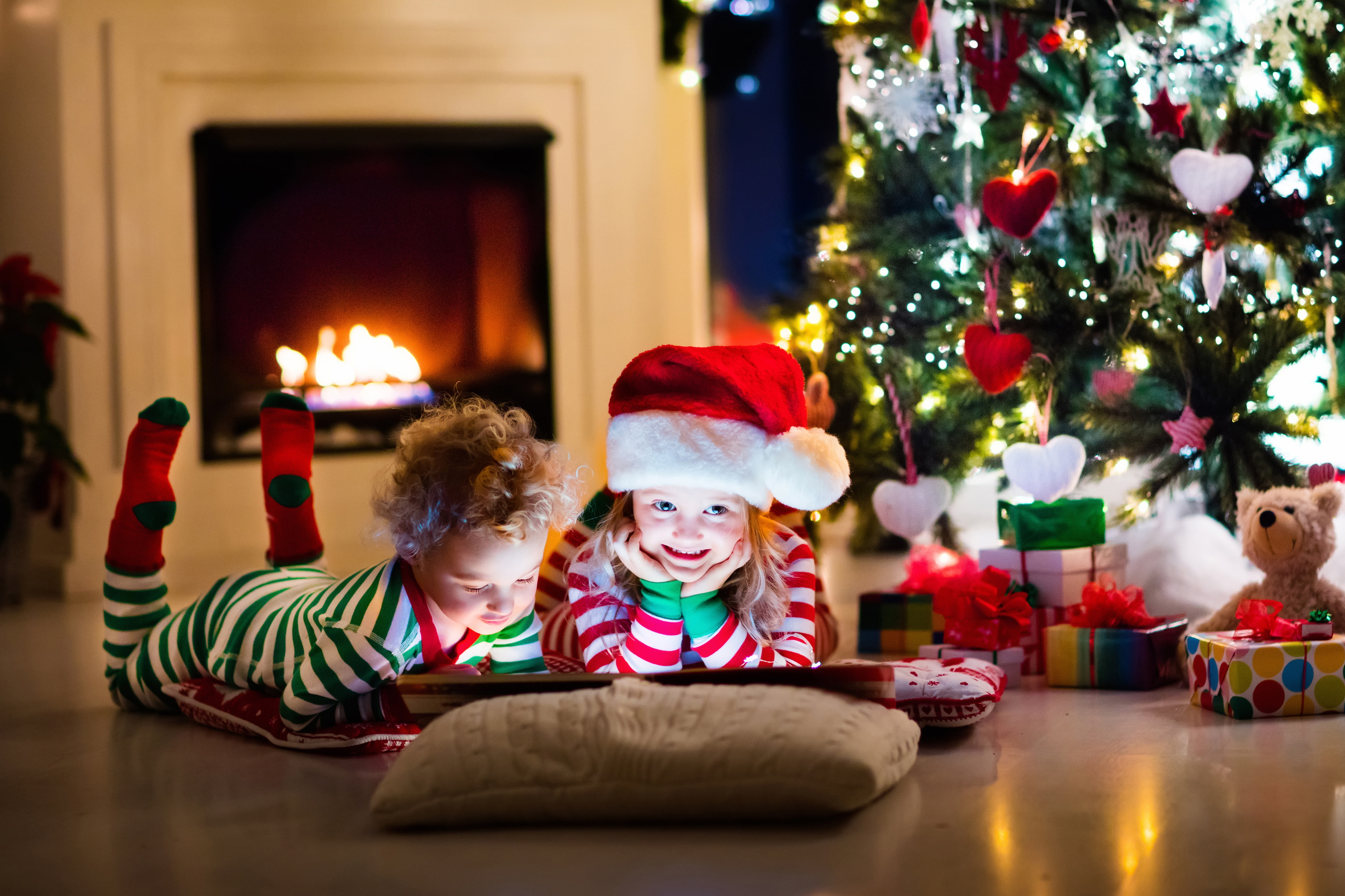 Kids, Christmas, 4K, Presents, Santa hat, Decoration, 4K, HD Wallpaper