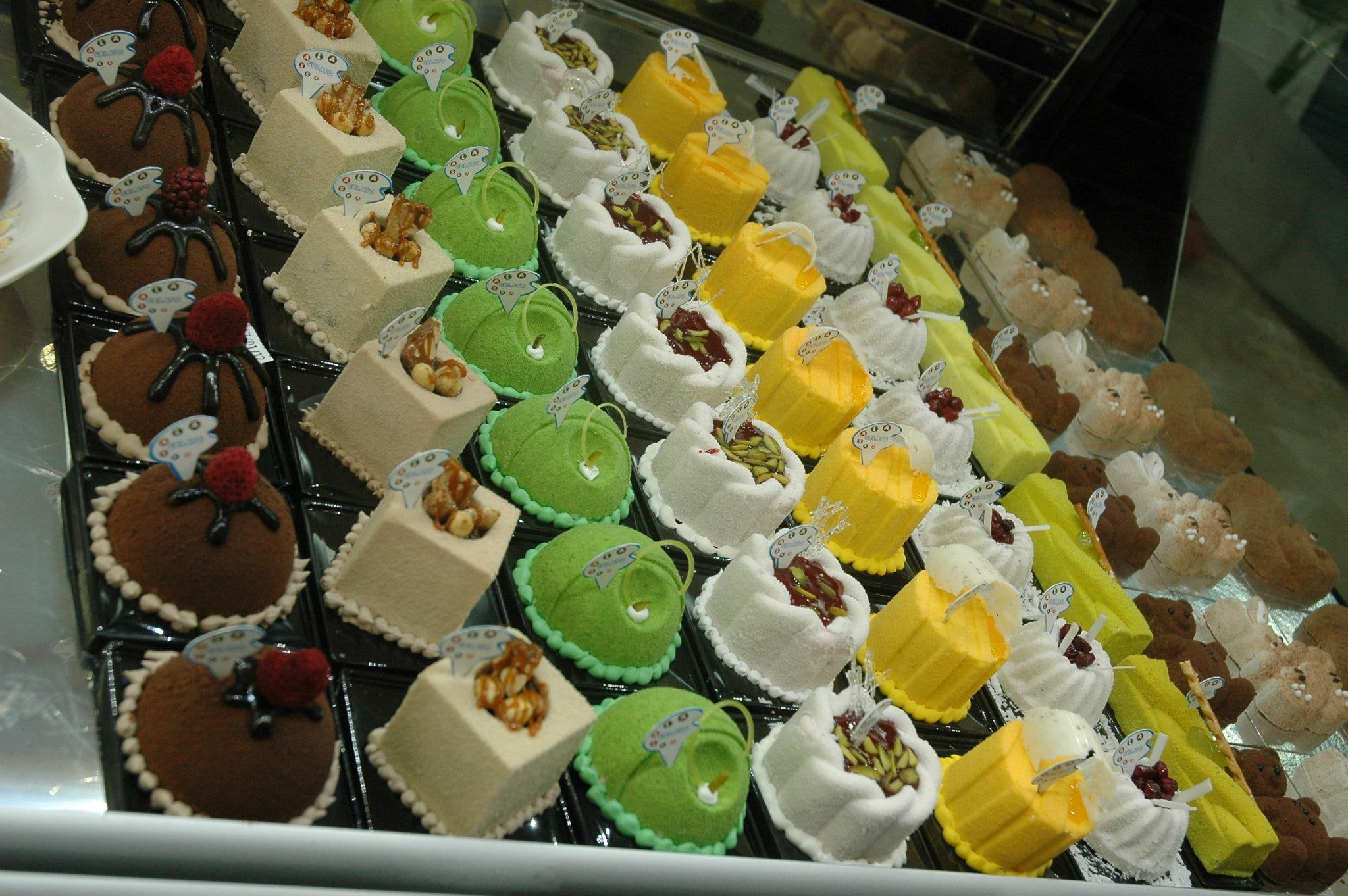 1080P, sorts, cakes, white, yellow, 3d and abstract, green, brown, cake, HD Wallpaper