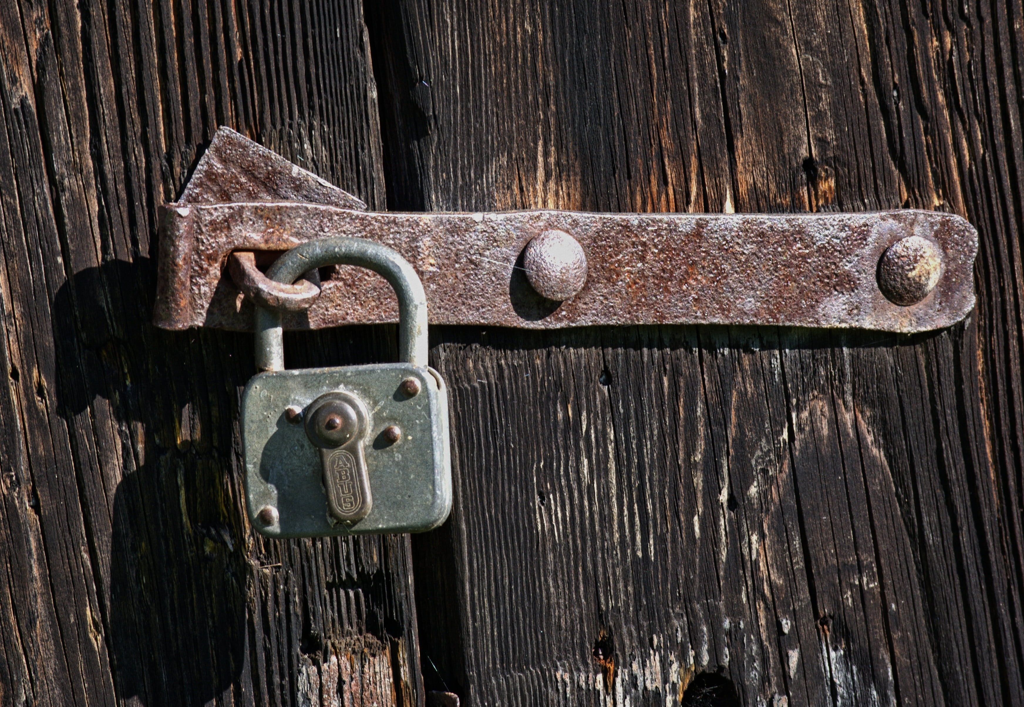castle, shut off, door, blacksmithing, latch, stainless, close-up, textured, weathered, deterioration, day, handle, nostalgic, close, padlock, wood - material, HD Wallpaper