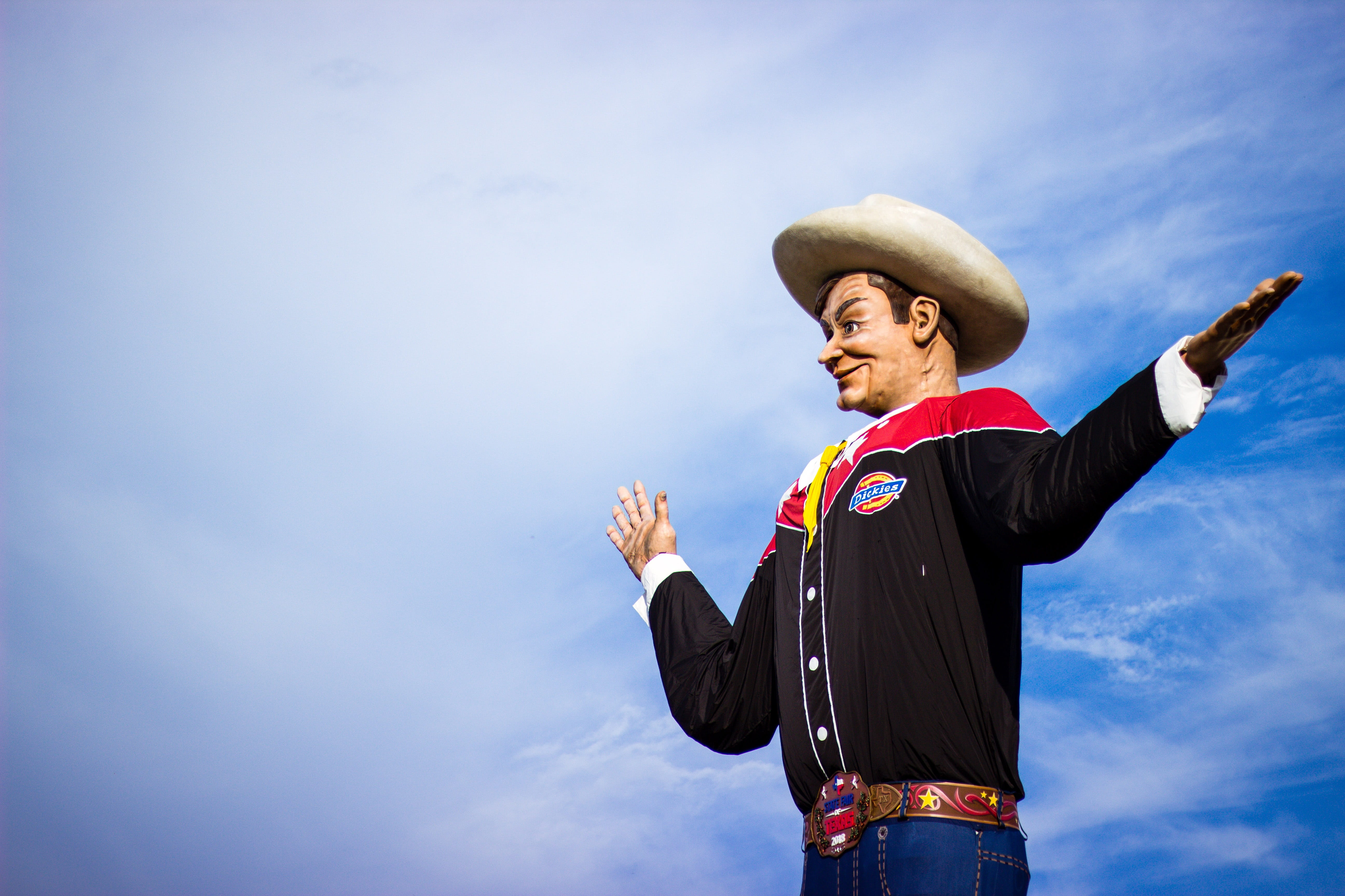 happiness, cloud - sky, 5K, males, uniform, big tex, cheerful, clothing, senior adult, emotion, human arm, low angle view, adult, one person, standing, HD Wallpaper