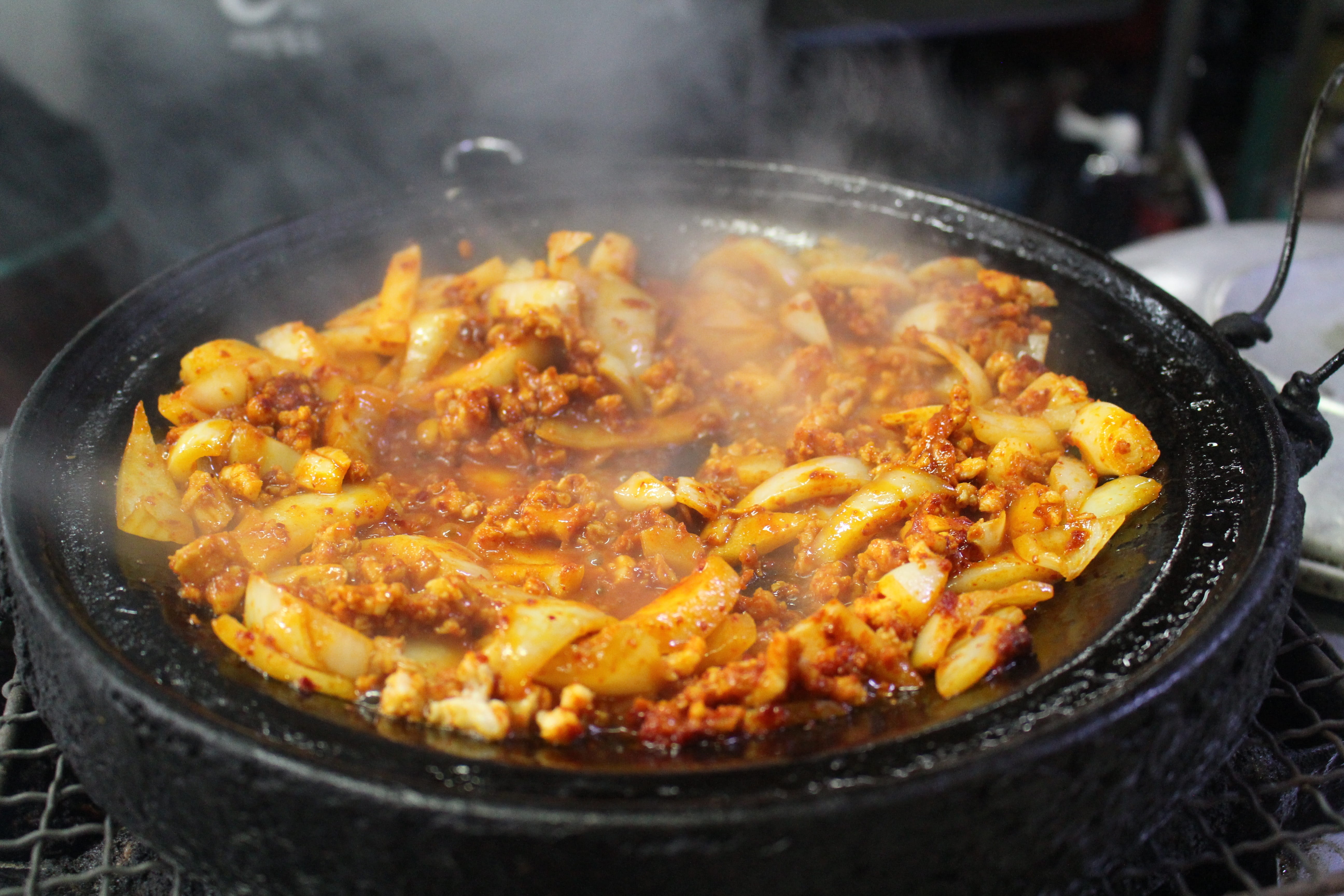 healthy eating, 5K, food and drink, fried rice, frying pan, meat, heat - temperature, preparation, freshness, no people, close-up, household equipment, HD Wallpaper
