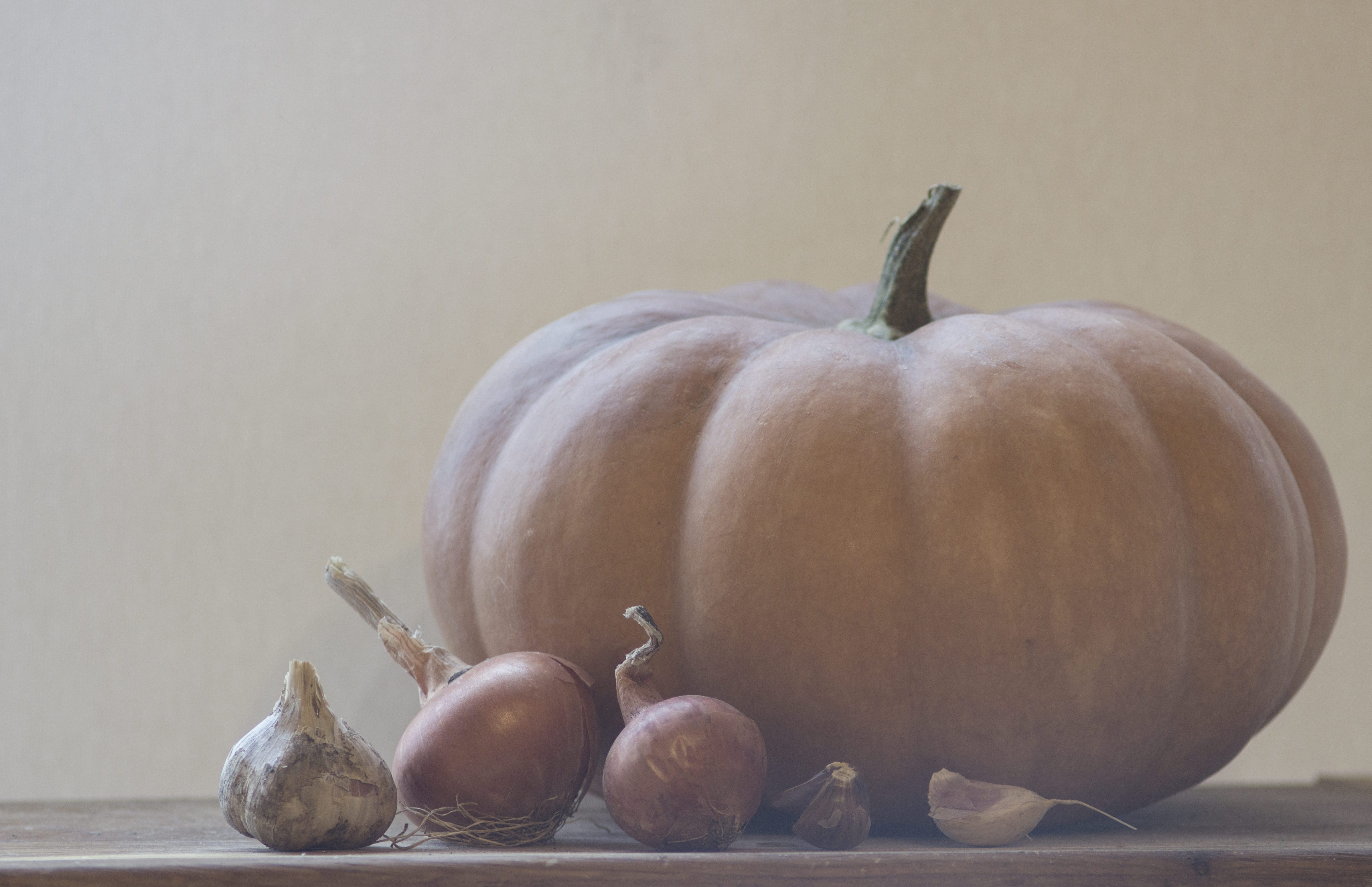 products, health, onion, 4K, day, vegetable, healthy eating, vegetables, top, raw food, wellbeing, garlic, food, still life, freshness, focus, indoors, HD Wallpaper