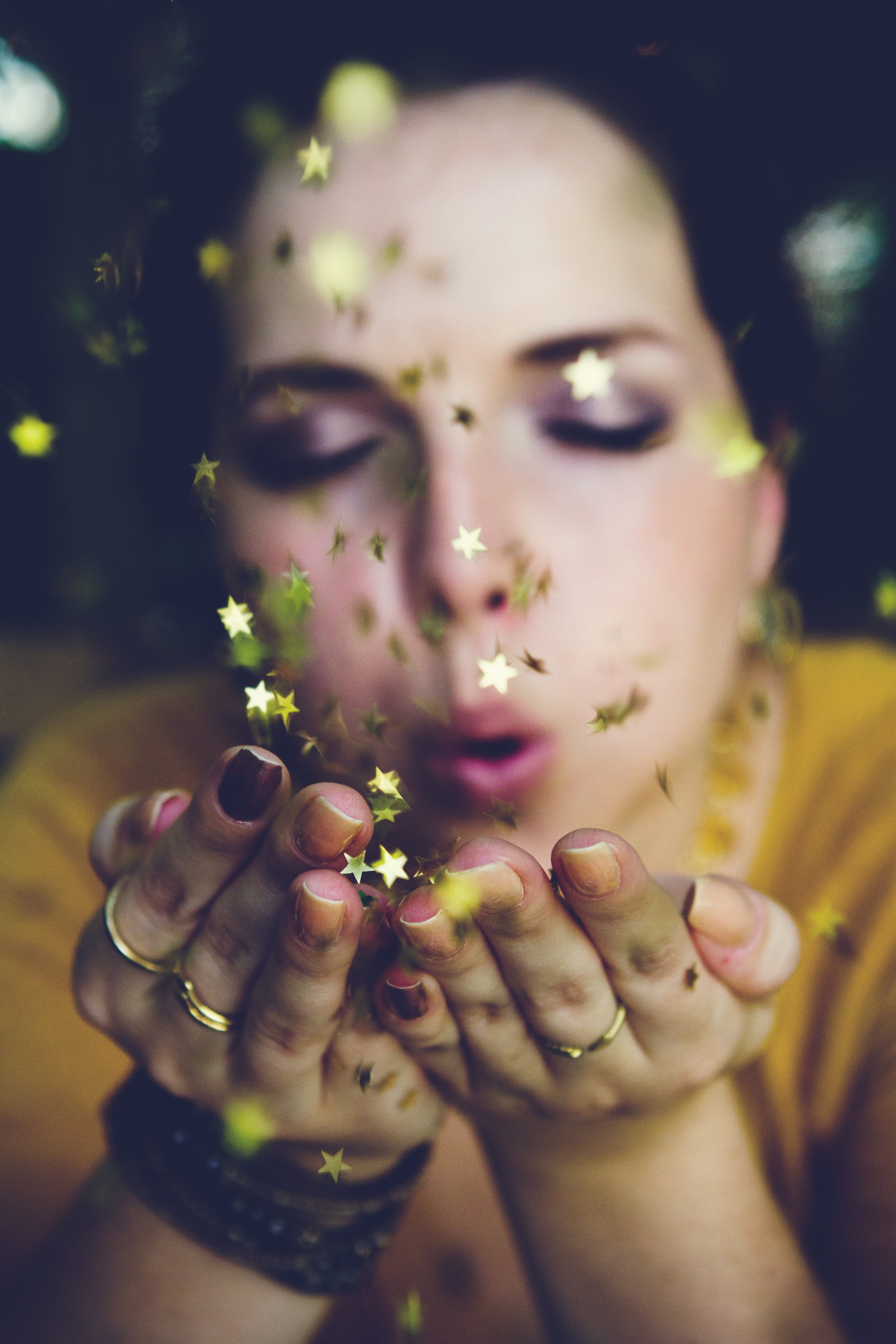 sparkles, caucasion, girls, flowering plant, beautiful women, pretty girl, finger, bangles, human face, young, white, flower, hand, females, lifestyles, Phone HD Wallpaper