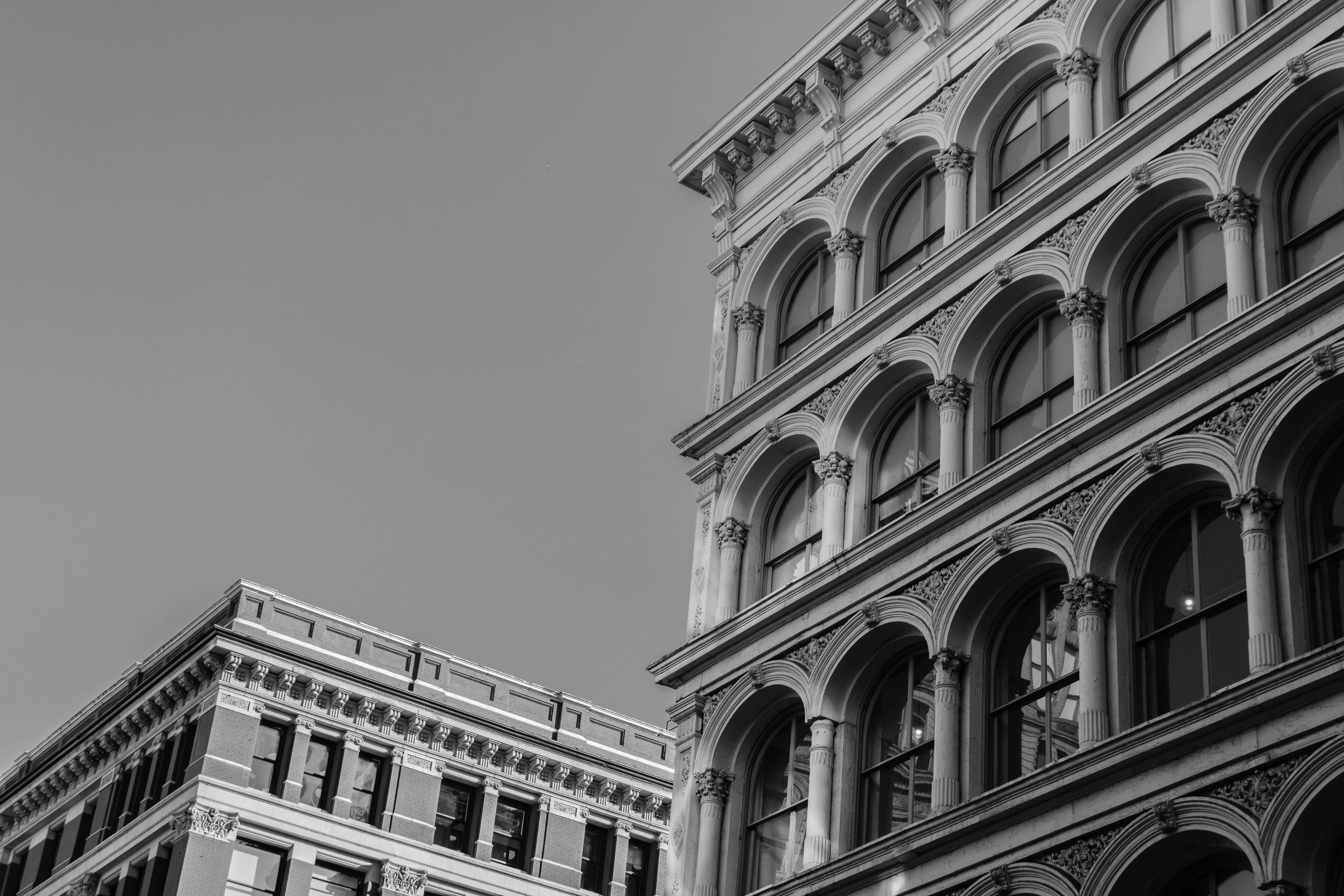 5K, buildings, building, architecture, outdoors, black-and-white, city, facade, exterior, arch, monochrome, architectural column, built structure, day, HD Wallpaper