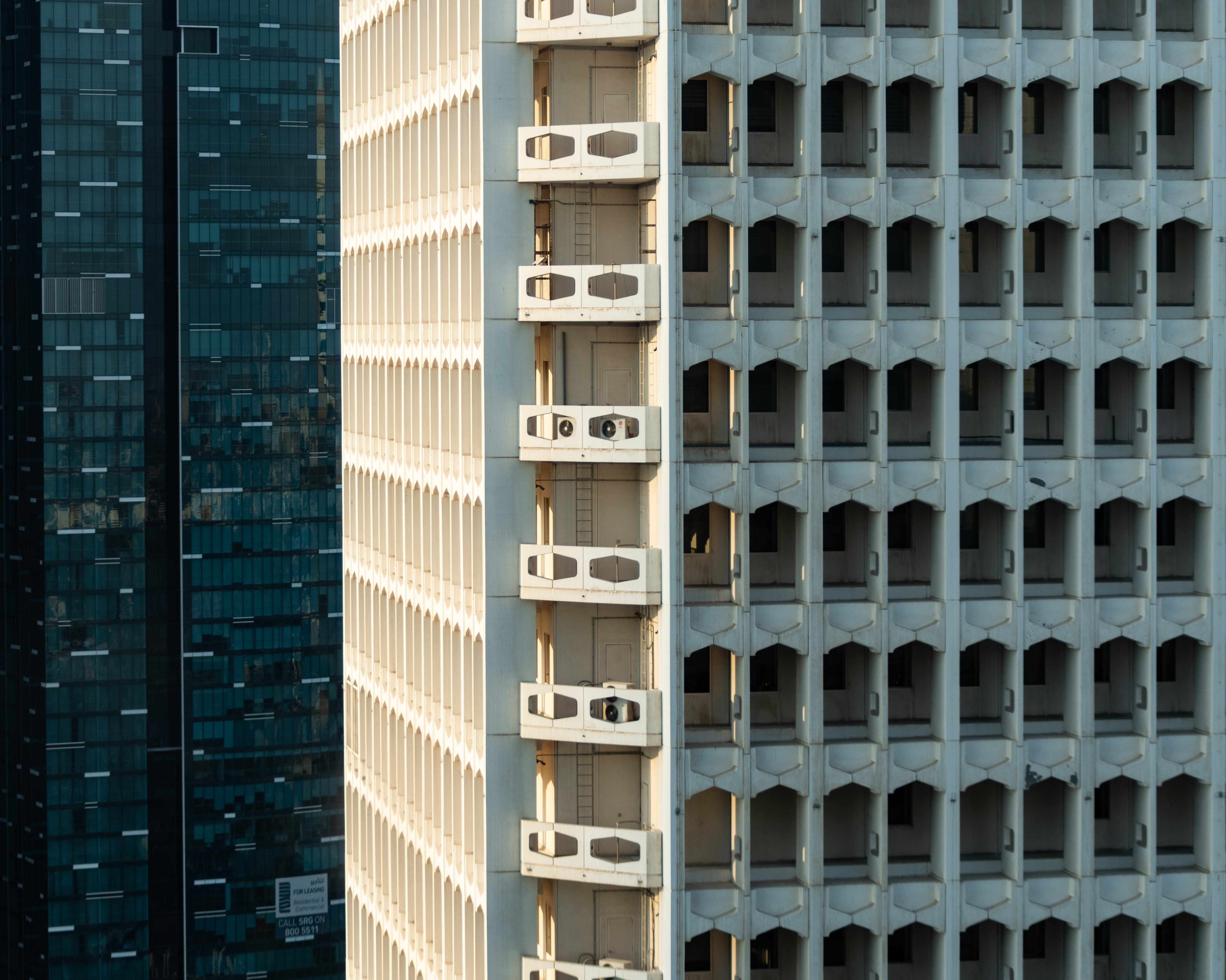 backgrounds, circle, white, high rise, pattern, office building, architecture, building exterior, uae, full frame, building, shutter, city, geometric shape, HD Wallpaper