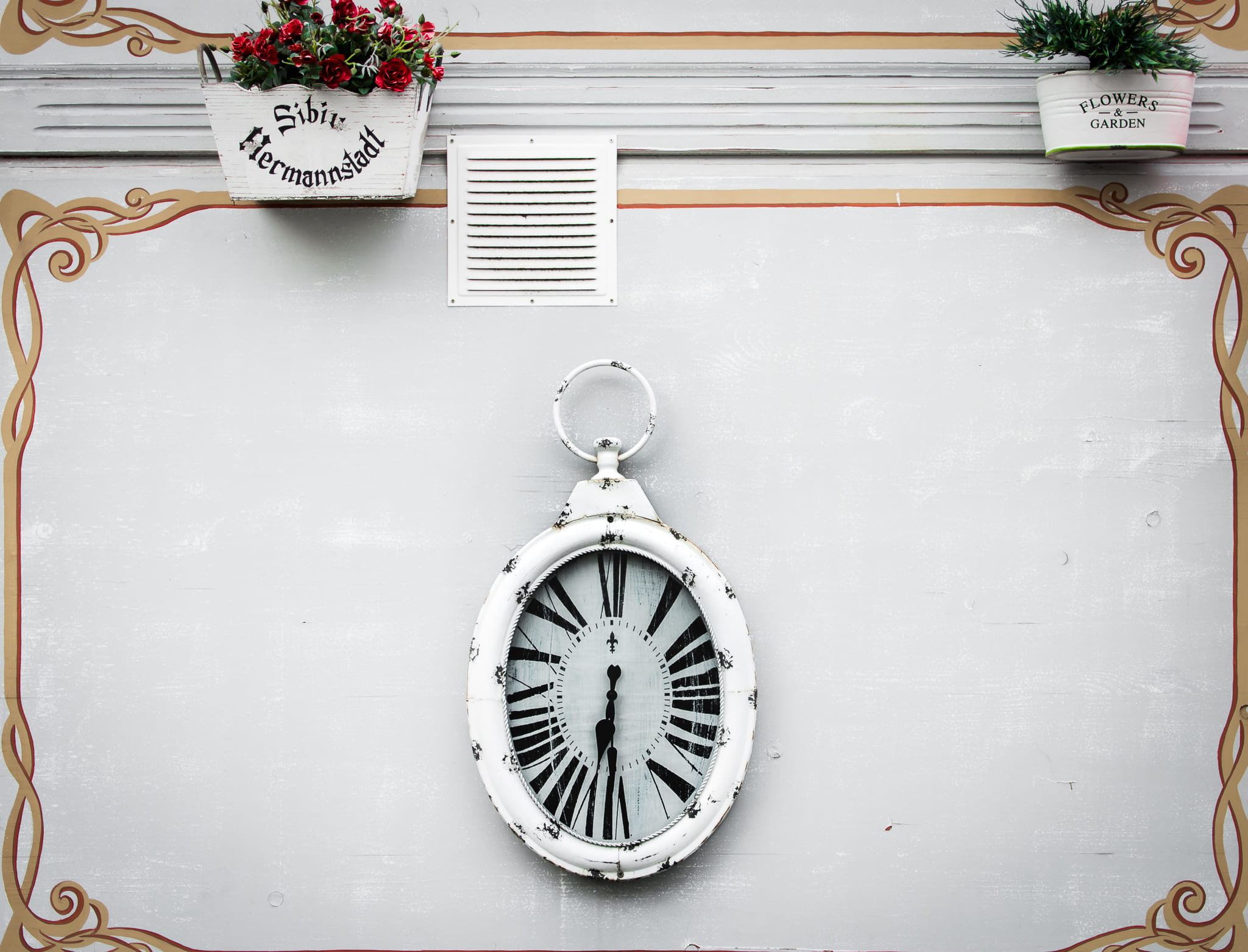 no people, planter, display, o, shape, white, 1080P, gold, minute hand, german clock, number, clock face, metal, analog, room, oval, wheel, still life, HD Wallpaper