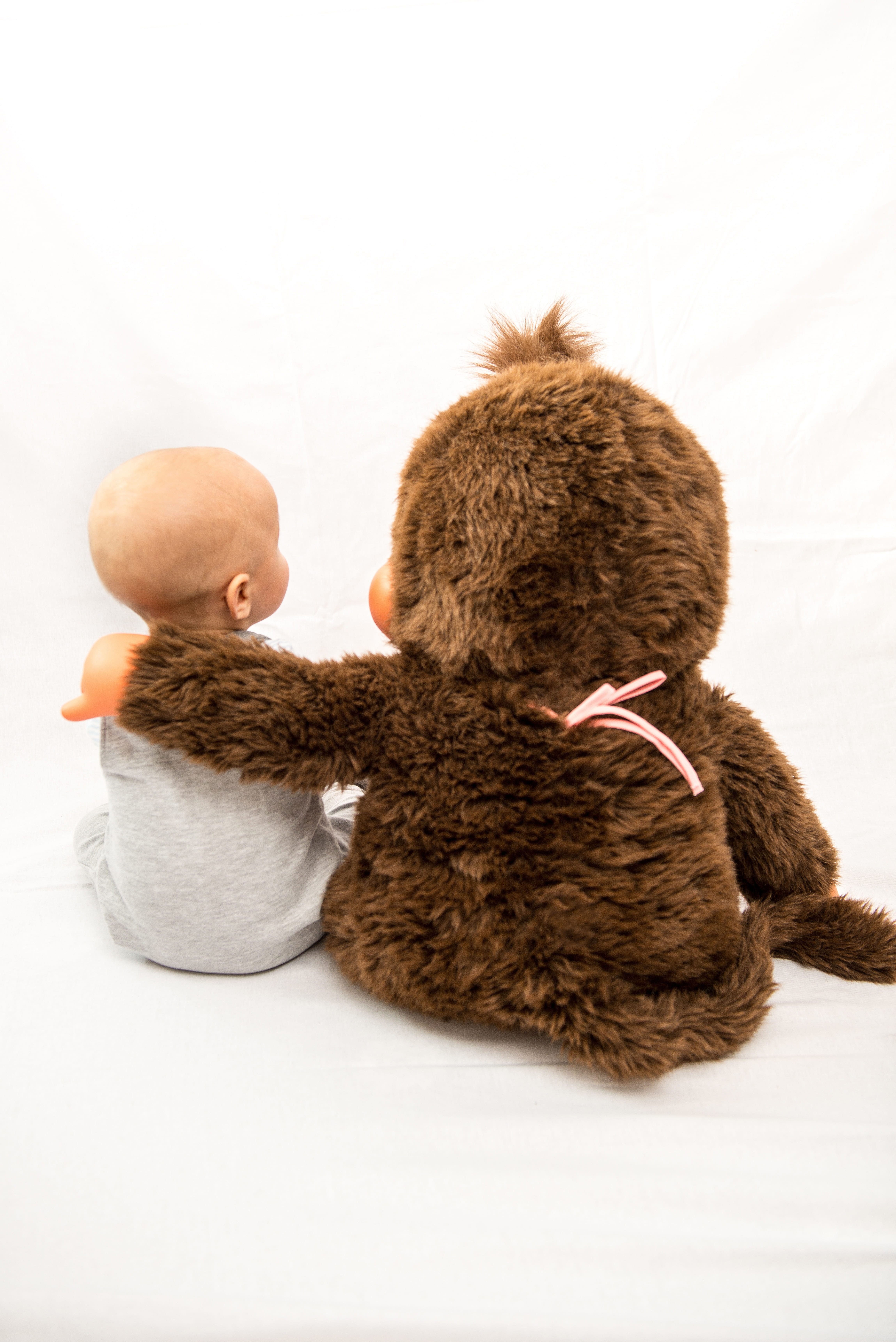relaxation, indoors, 5K, best friends, full length, camaraderie, children, softness, stuffed toy, childhood, brown, boy, innocence, sitting, friends, toy, Phone HD Wallpaper