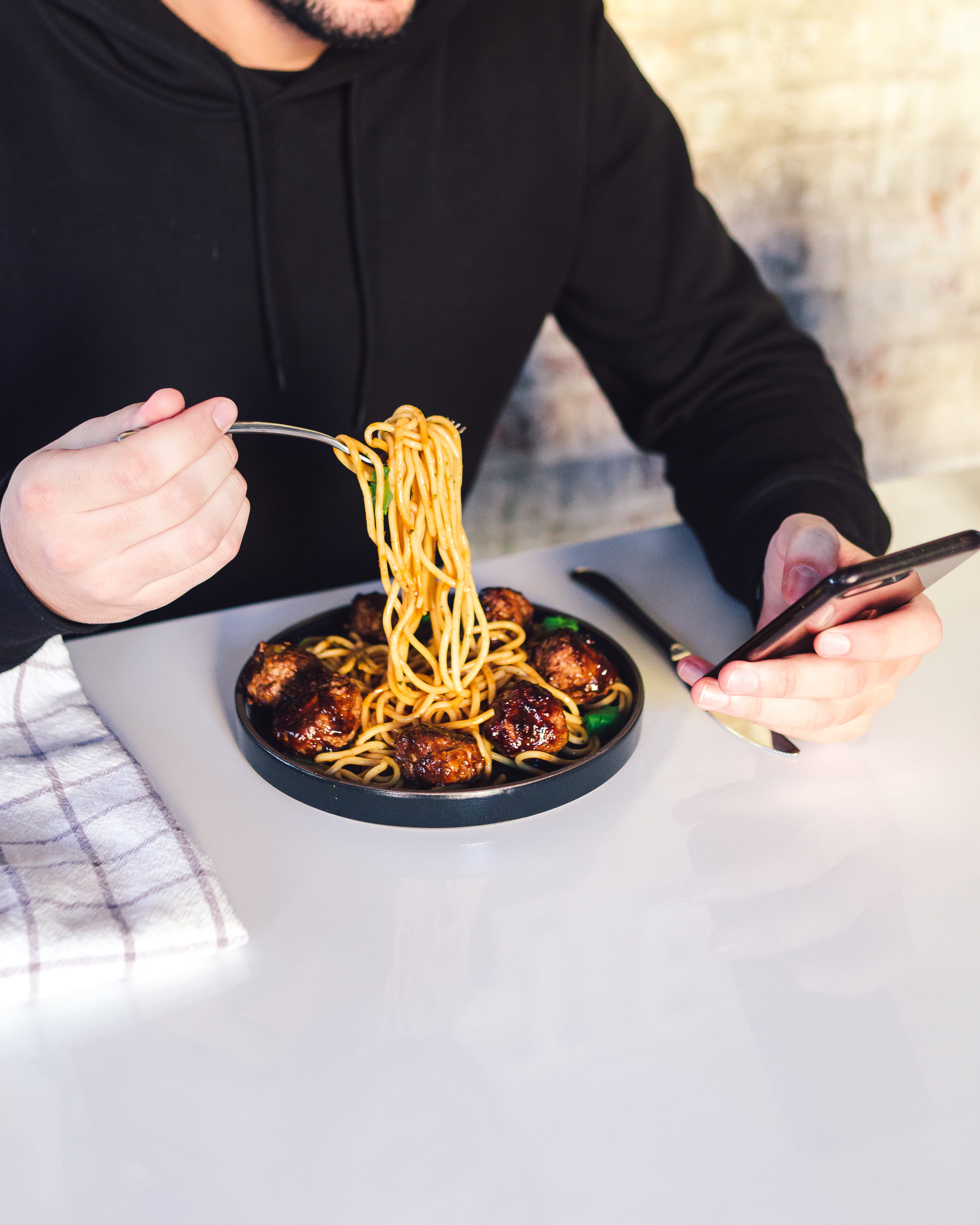 meal, one person, front view, using, ready-to-eat, cooked, food and drink, table, noodle, phone, man, lifestyles, human hand, finger, midsection, hand, Phone HD Wallpaper