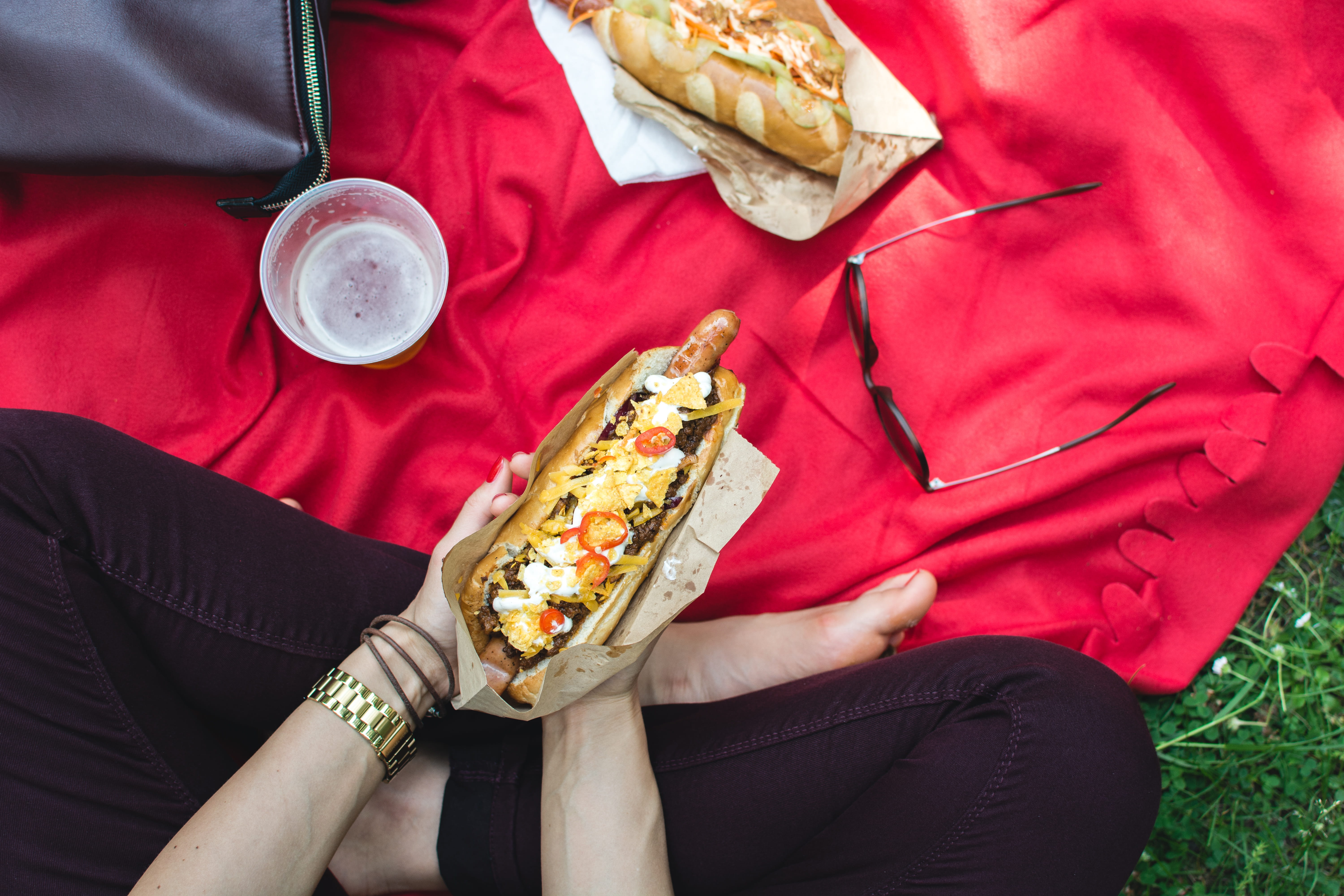 temptation, outdoors, hands, pizza, human hand, midsection, one Person, sandwich, take out food, lifestyles, people, eating, one man only, top view, bread, HD Wallpaper