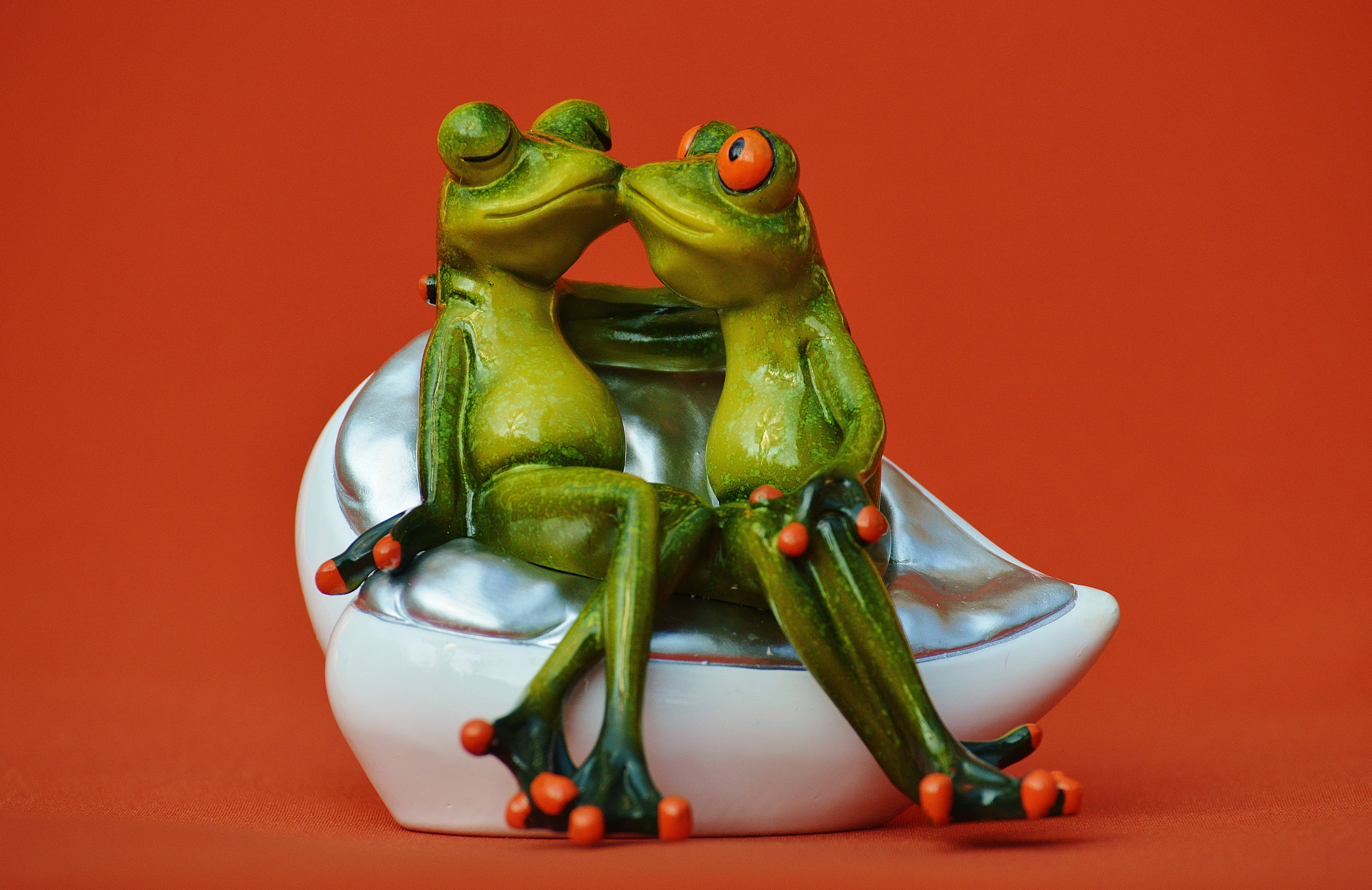 tenderness, representation, red, animal, cute, smooch, relationship, kiss, bell pepper, happy, valentines day, pair, no people, animal representation, loyalty, HD Wallpaper