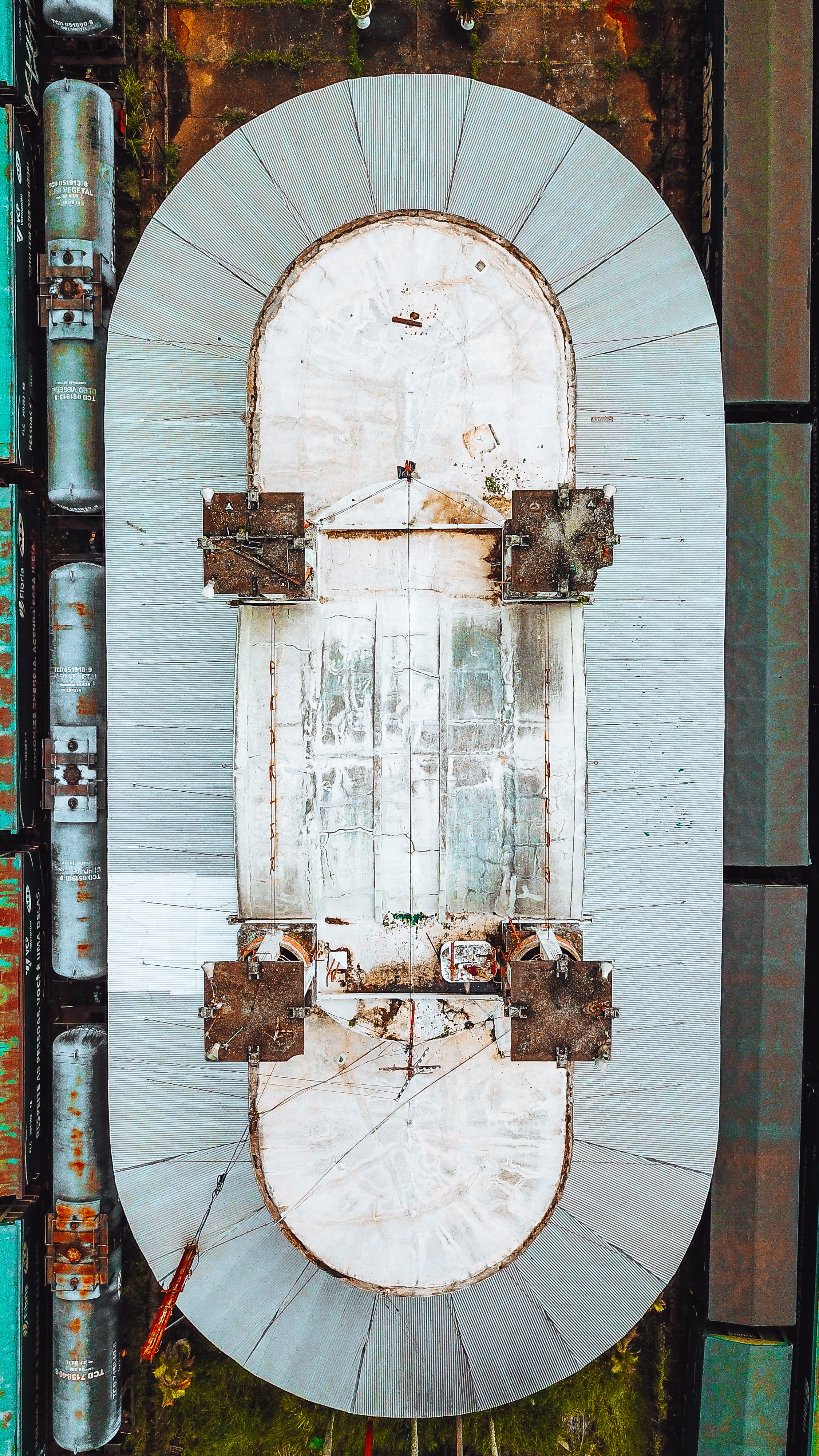 building exterior, old, rust, building, stain, wall, 4K, electric guitar, art and craft, brick, machine, representation, no people, arch, wood, the past, Phone HD Wallpaper
