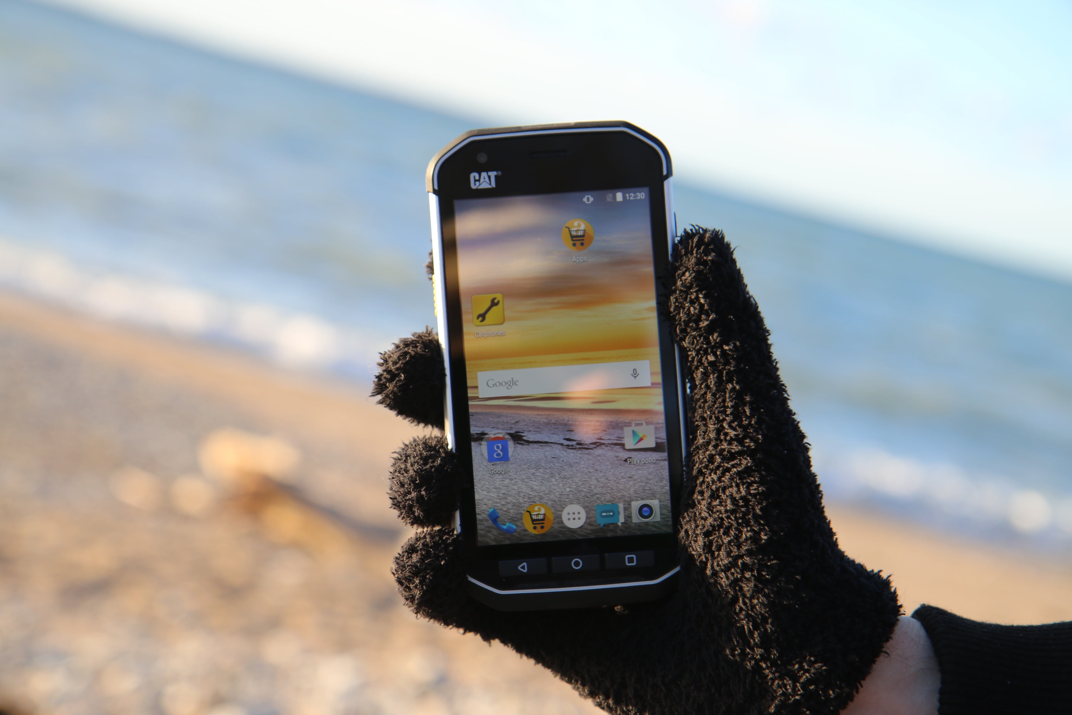 device screen, sea, using phone, water, waterproof, holding, cat, portable information device, smart Phone, nature, 2K, activity, communication, screen, HD Wallpaper