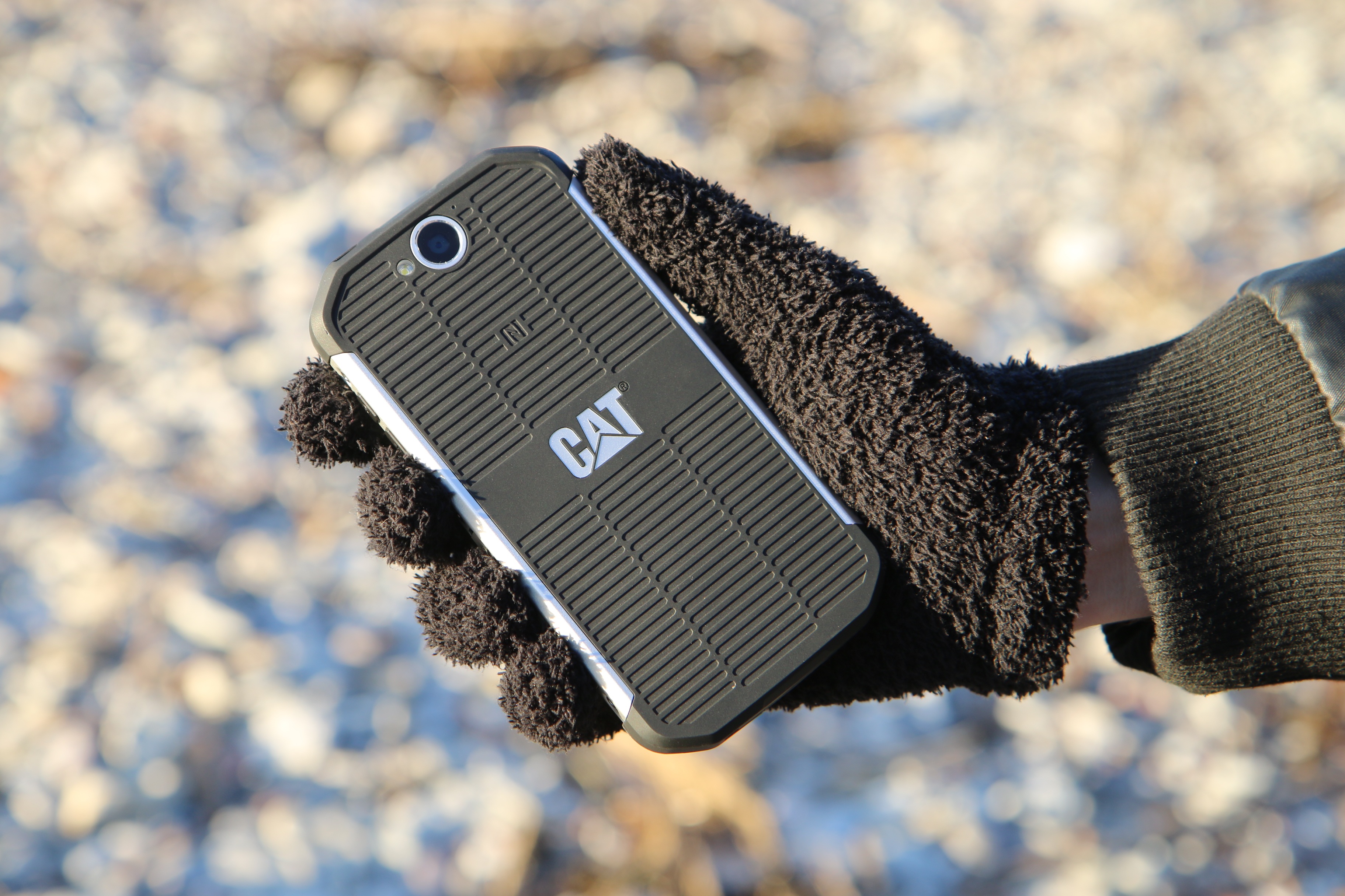portable information device, cellphone, focus on foreground, black color, holding, day, no people, glove, internet, sea, personal accessory, telephone, HD Wallpaper