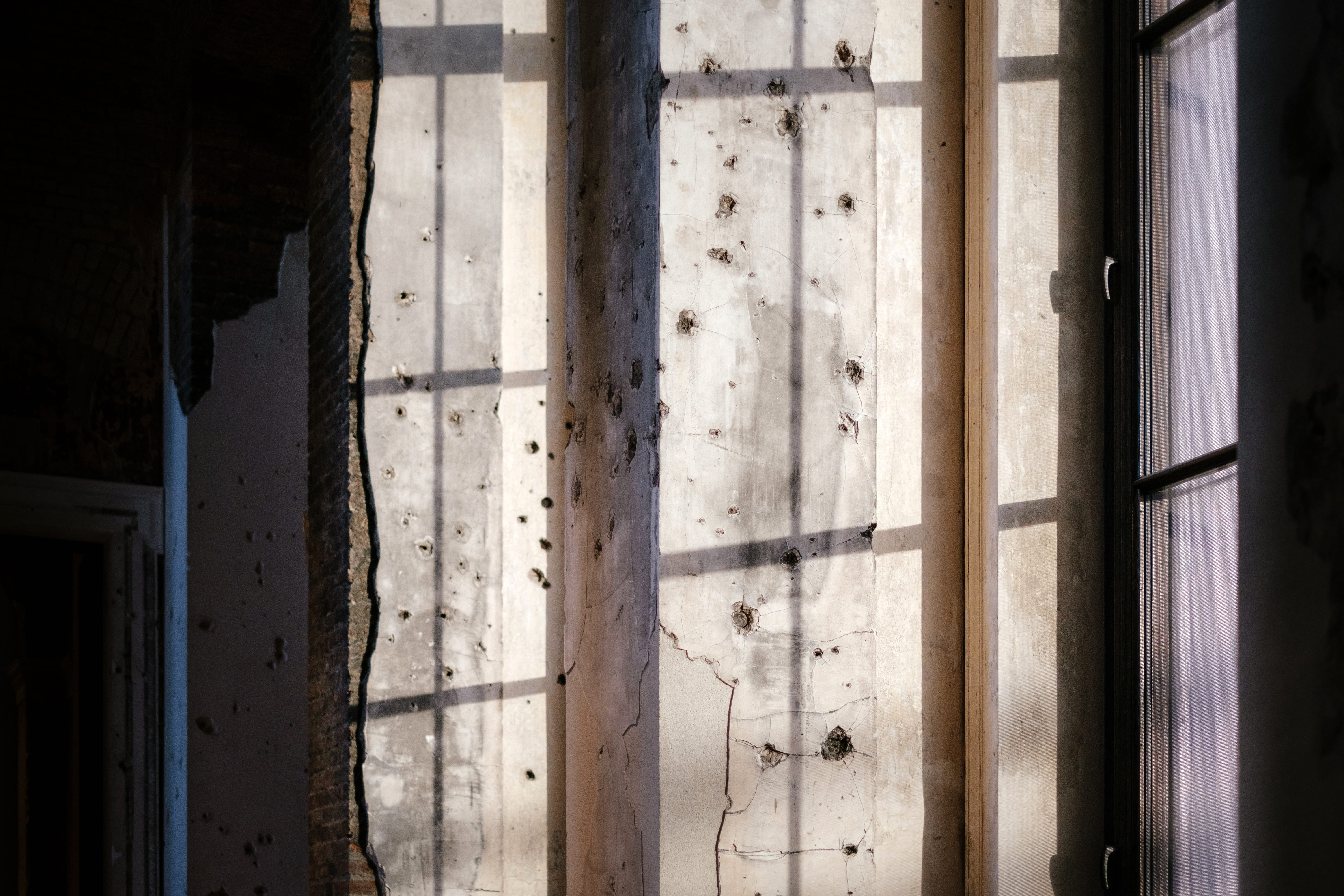 shower, abandoned, day, sports, weathered, window, germany, berlin, no people, 5K, run-down, war, building, sunlight, house, corridor, door, military, HD Wallpaper