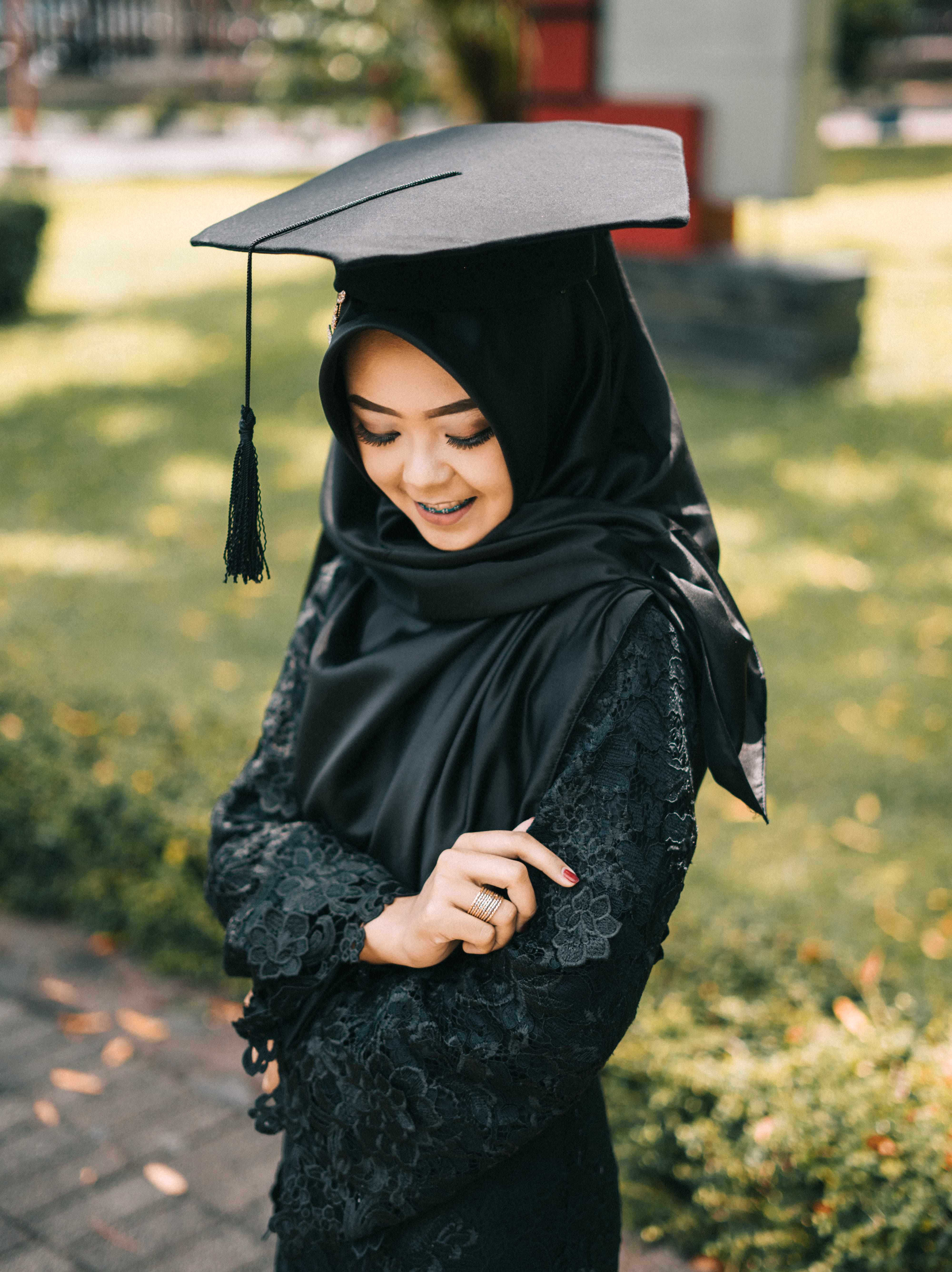day, graduation cap, front view, square, women, real people, outdoors, young women, woman, selective, cap, hat, focus, fashion, daylight, costume, leisure activity, Phone HD Wallpaper