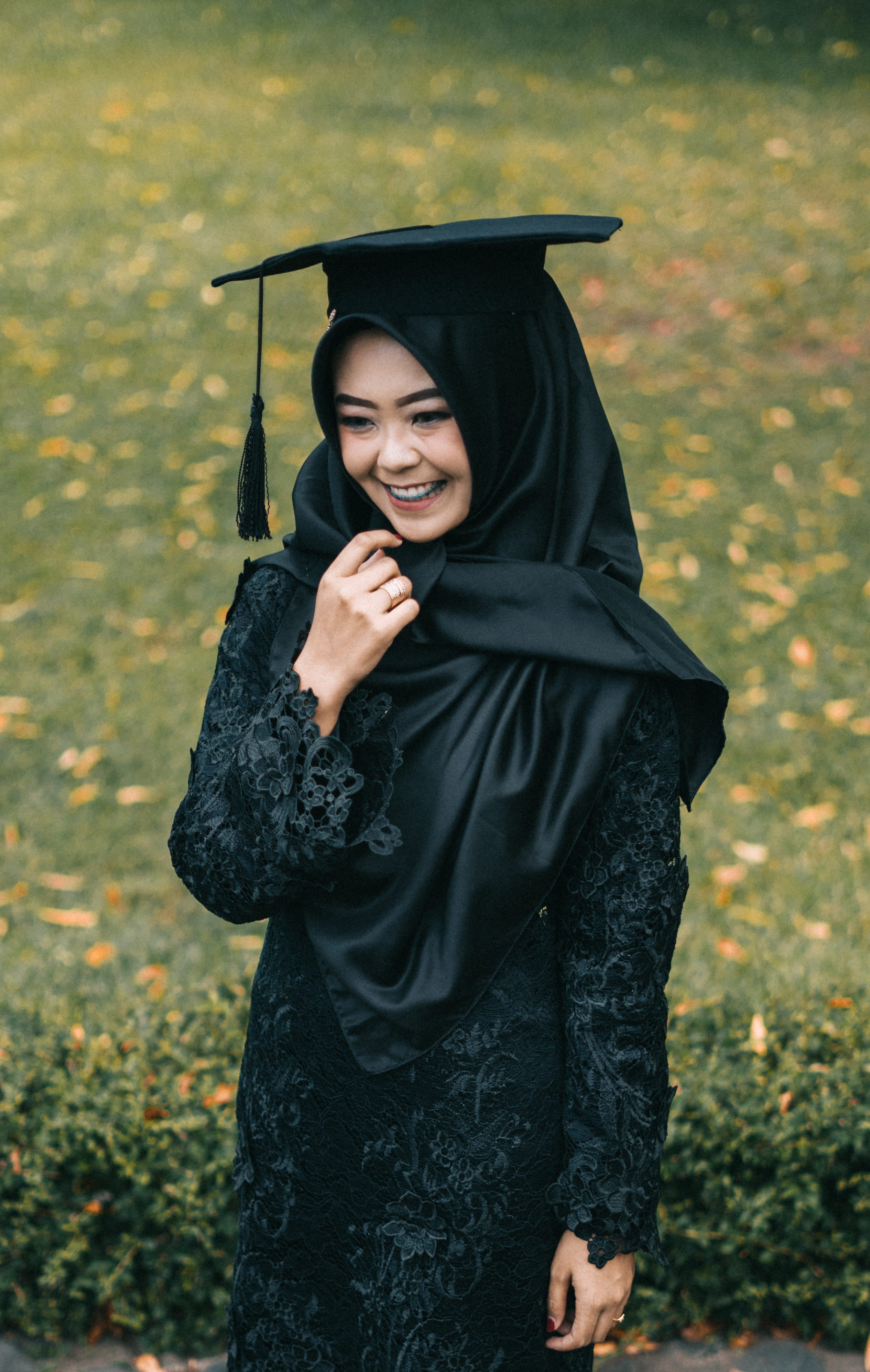 4K, joy, cute, leisure, mortarboard, one person, graduation, young adult, lifestyles, day, portrait, standing, happiness, smiling, outdoors, wear, beautiful woman, Phone HD Wallpaper