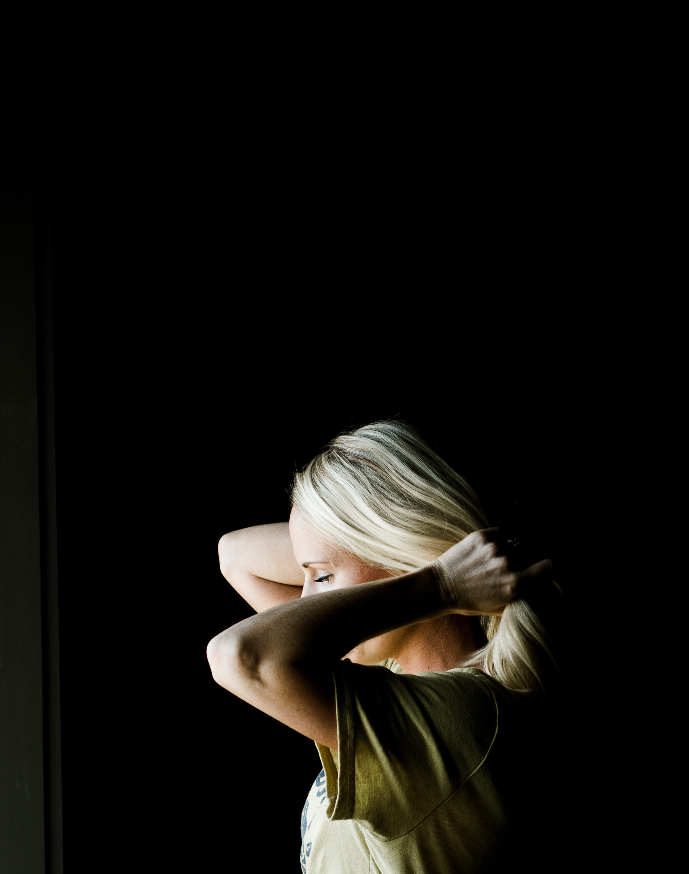 people backgrounds, waist up, black background, blond hair, one person, hairstyle, blonde, captured, person, lifestyles, rear view, model, copy space, human hair, Phone HD Wallpaper