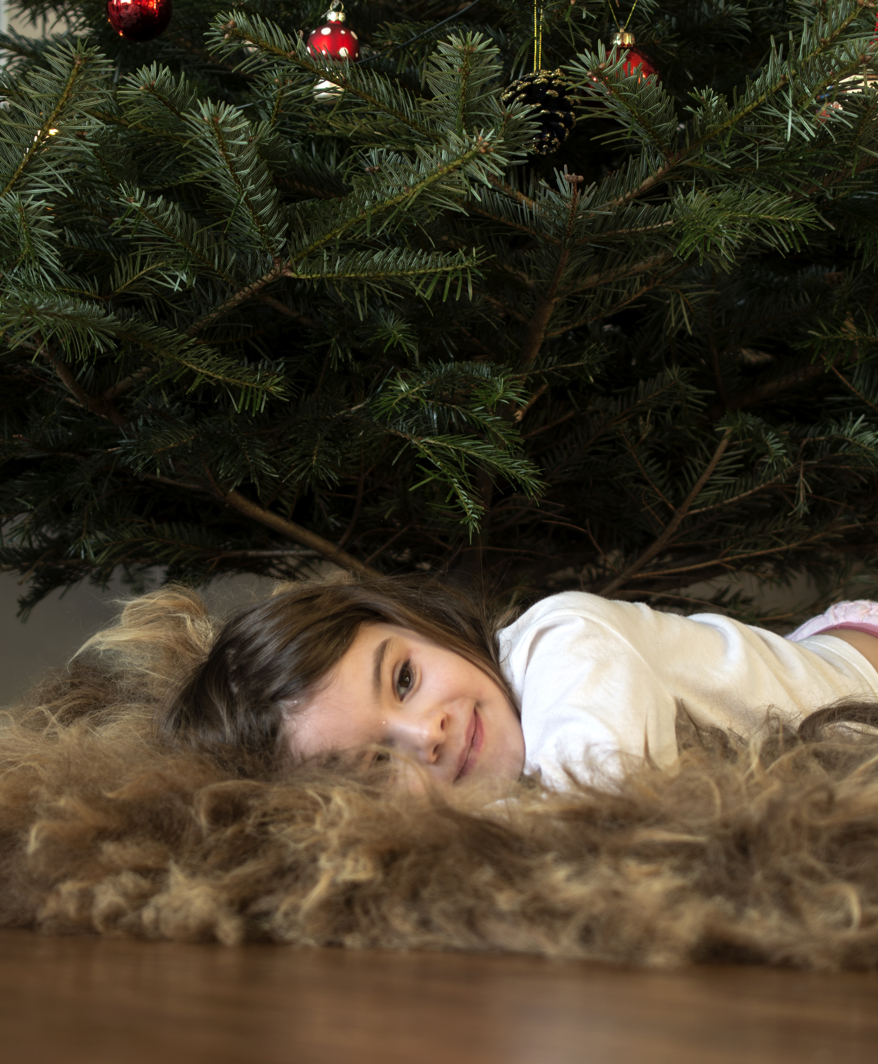 face, house, kid, relaxing, lying down, beautiful woman, girl, small, leisure activity, women, child, home, mat, looking at camera, lifestyles, smile, tree, Phone HD Wallpaper