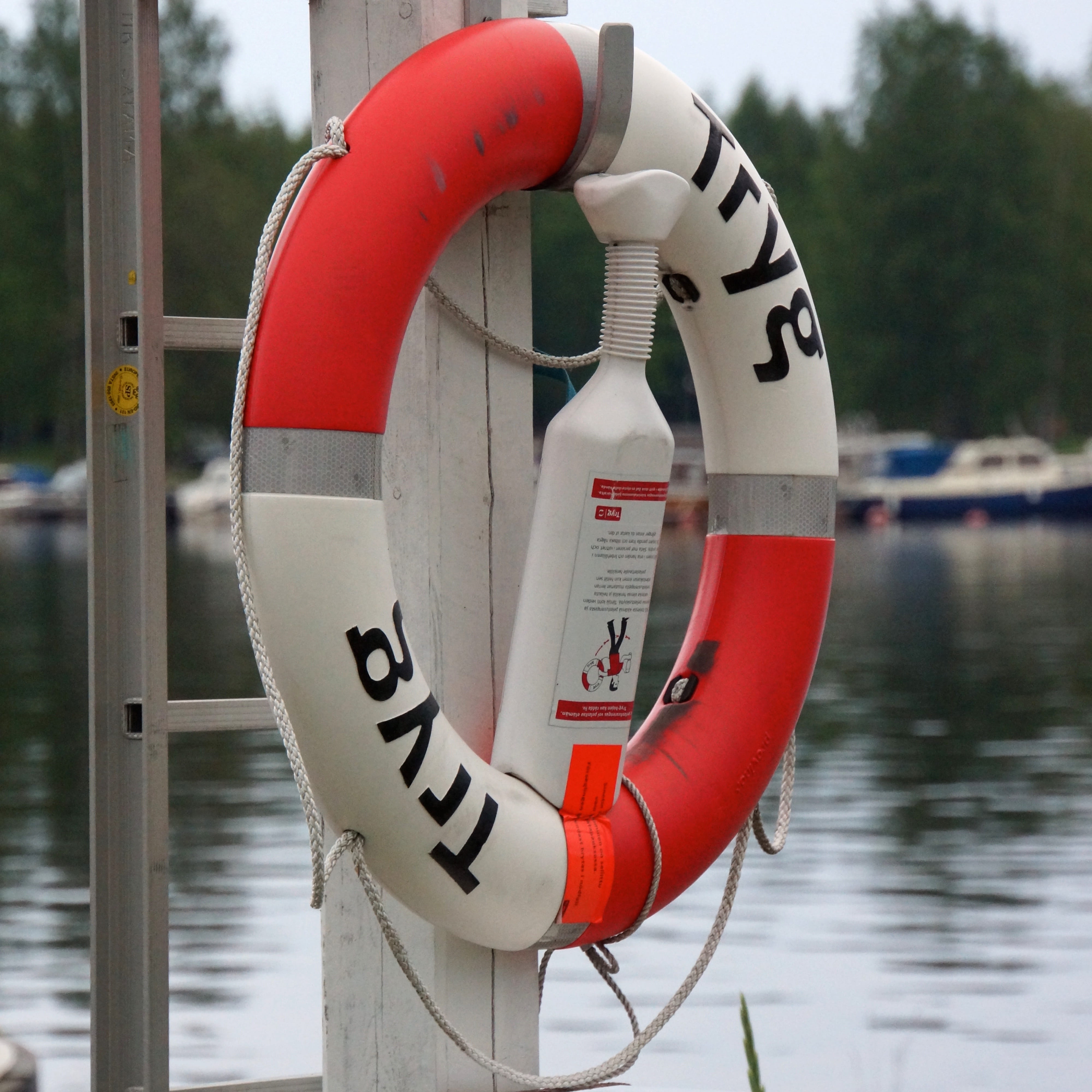 circle, water, geometric shape, life belt, reflection, the rescue of the, sea emergency, no people, 4K, Security, Life Buoy, water falling into the, lake, Phone HD Wallpaper
