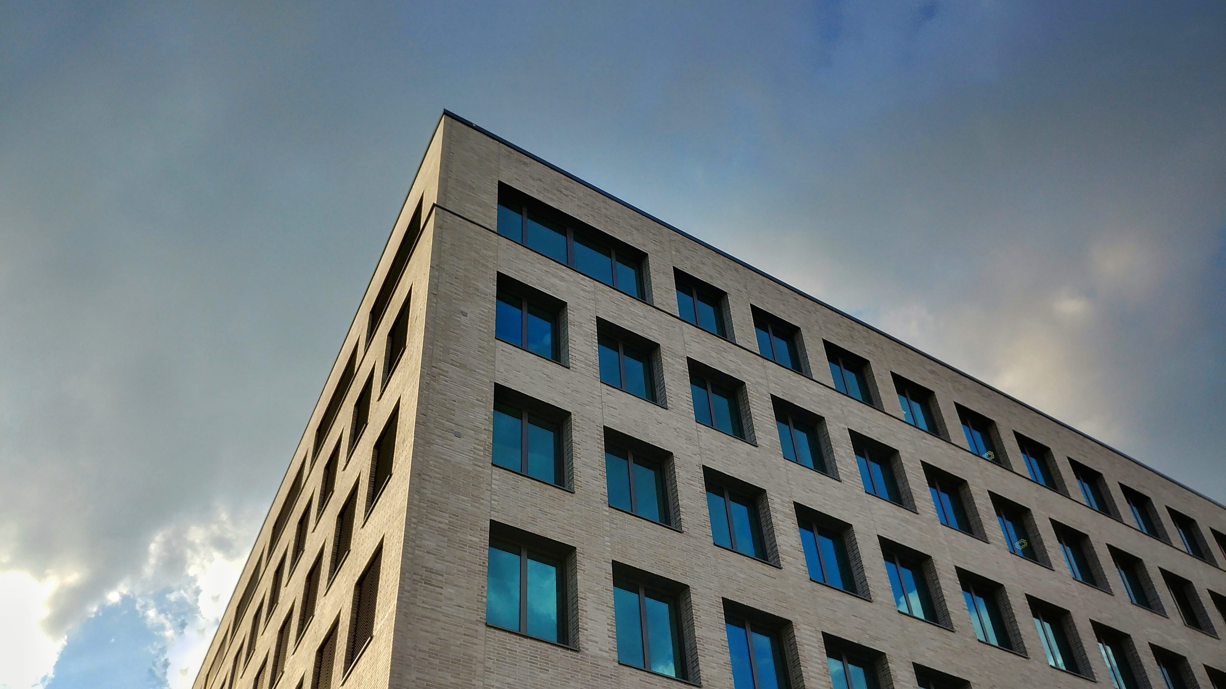 window, cloud - sky, sky, building exterior, office building exterior, skyscraper, 4K, built structure, building, outdoors, sunlight, no people, blue, HD Wallpaper