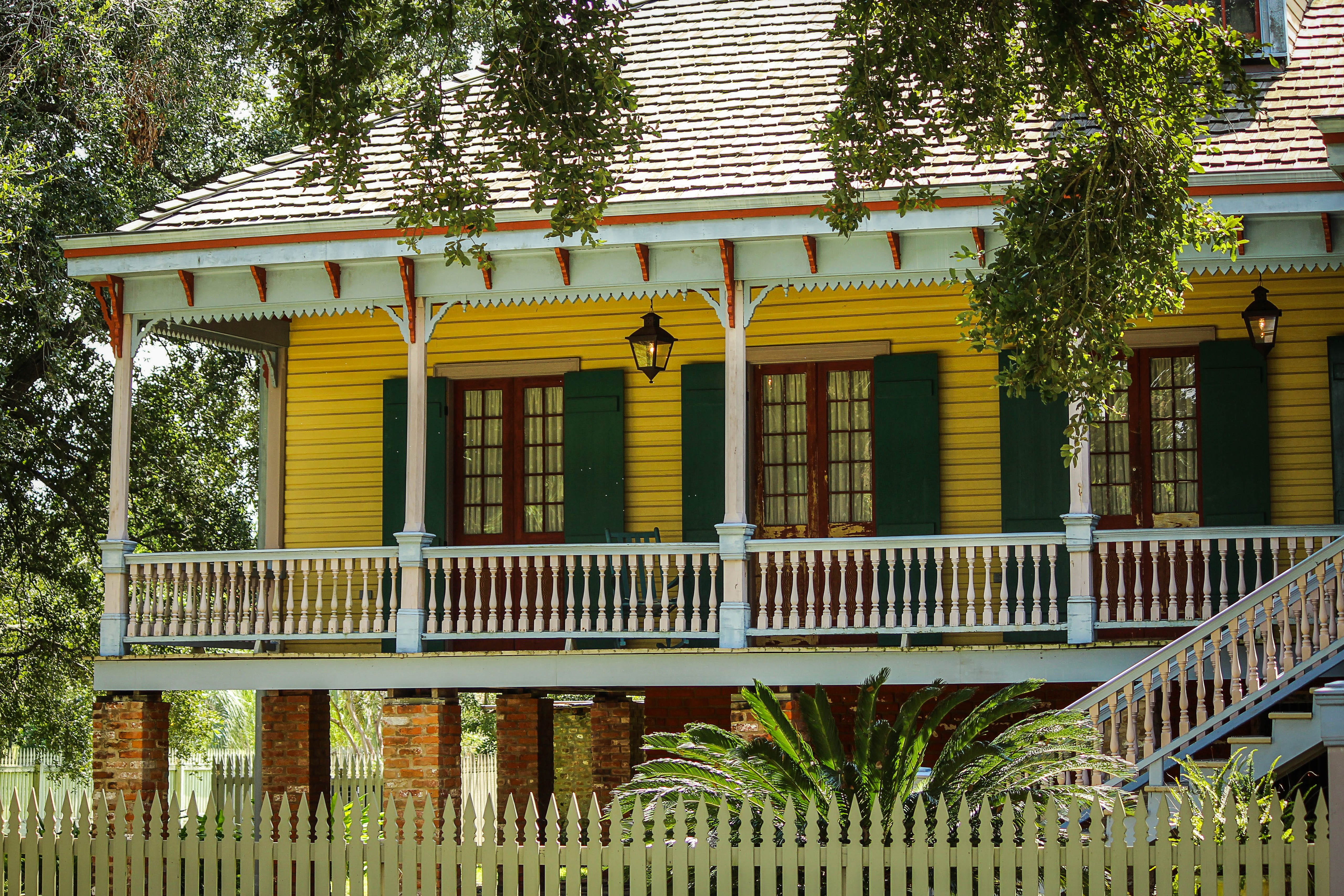 railing, low angle view, plant, yellow, built structure, sunlight, building exterior, new orleans, tree, laura plantation, day, city, fence, front, architecture, HD Wallpaper