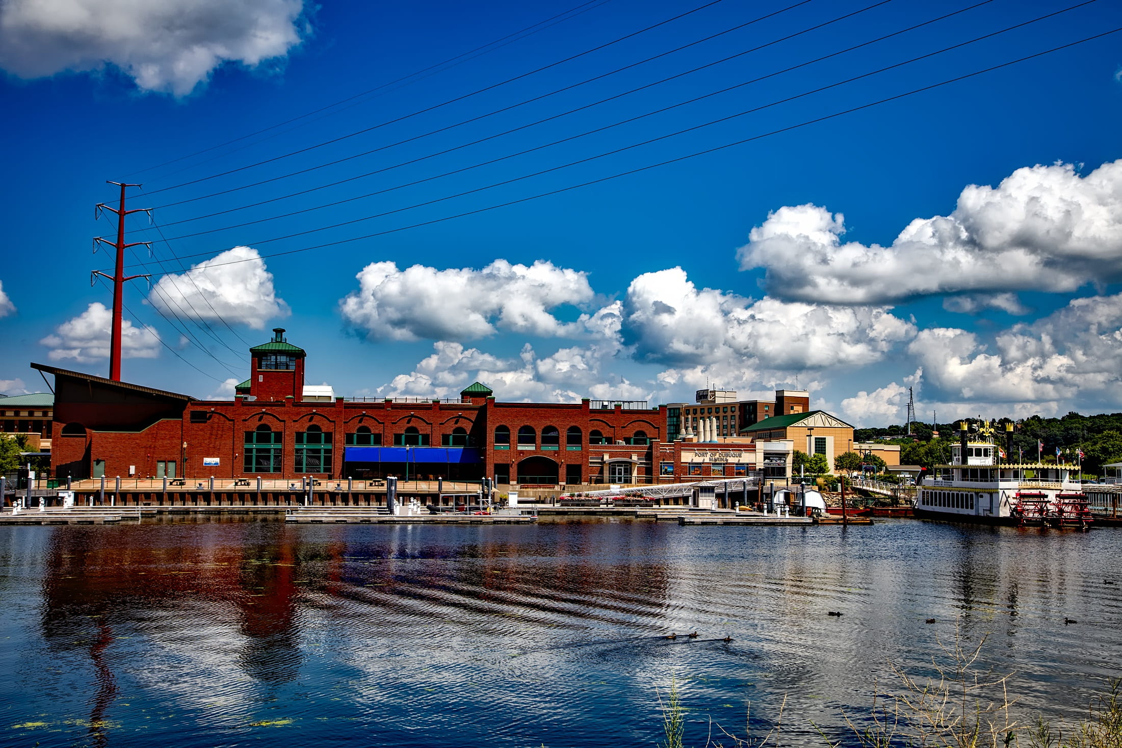 hdr, building exterior, 1080P, iowa, residential district, architecture, mississippi river, water, day, dubuque, sky, paddle wheel, building, built structure, HD Wallpaper